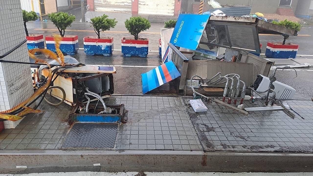 小琉球加油站機台被連根拔起，非常嚇人。（翻攝記者爆料網）
