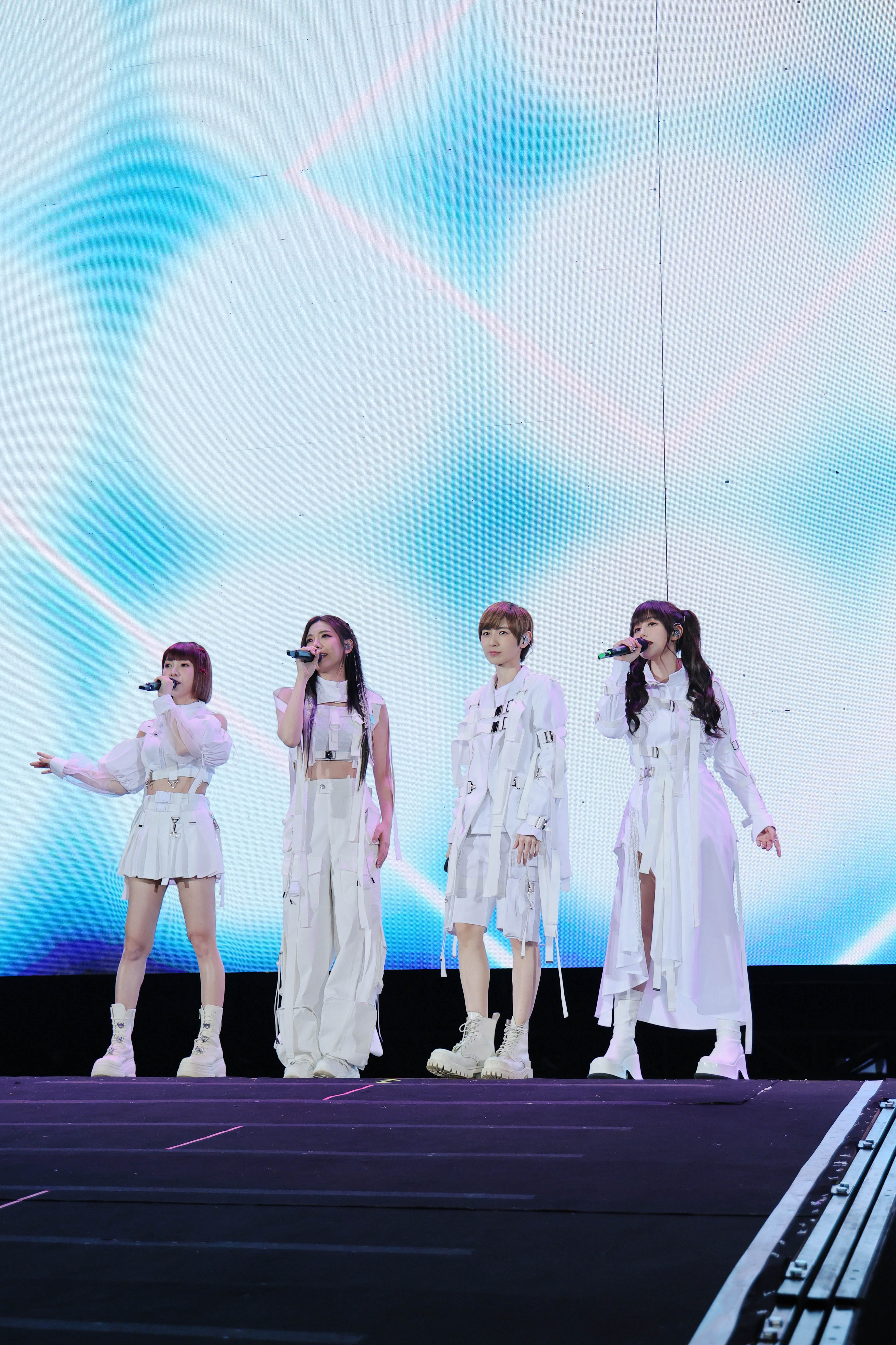 由溫妮 WINNI、小魏魏嘉瑩、琳誼 Ring、小V郁采真所組成的「BOOM！怪物星人」擔任五月天開場嘉賓。（相信音樂提供）