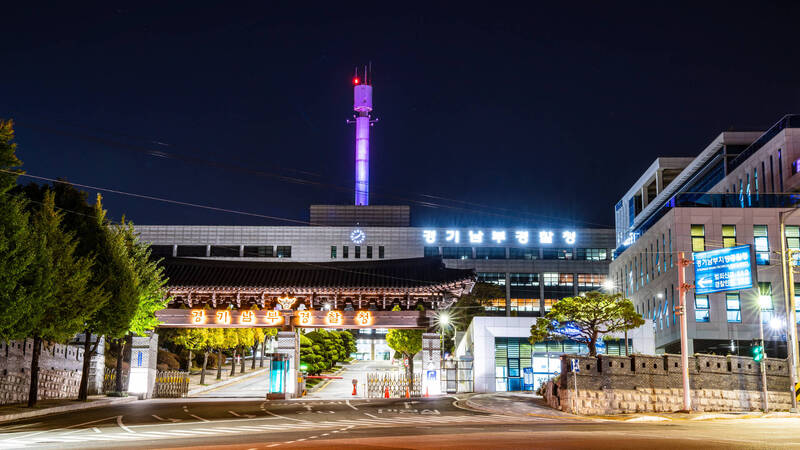 靈車停在京畿道陽智隧道口兩車道間，警消緊急搶救。（圖為京畿道南部警察廳／翻攝自官方臉書）