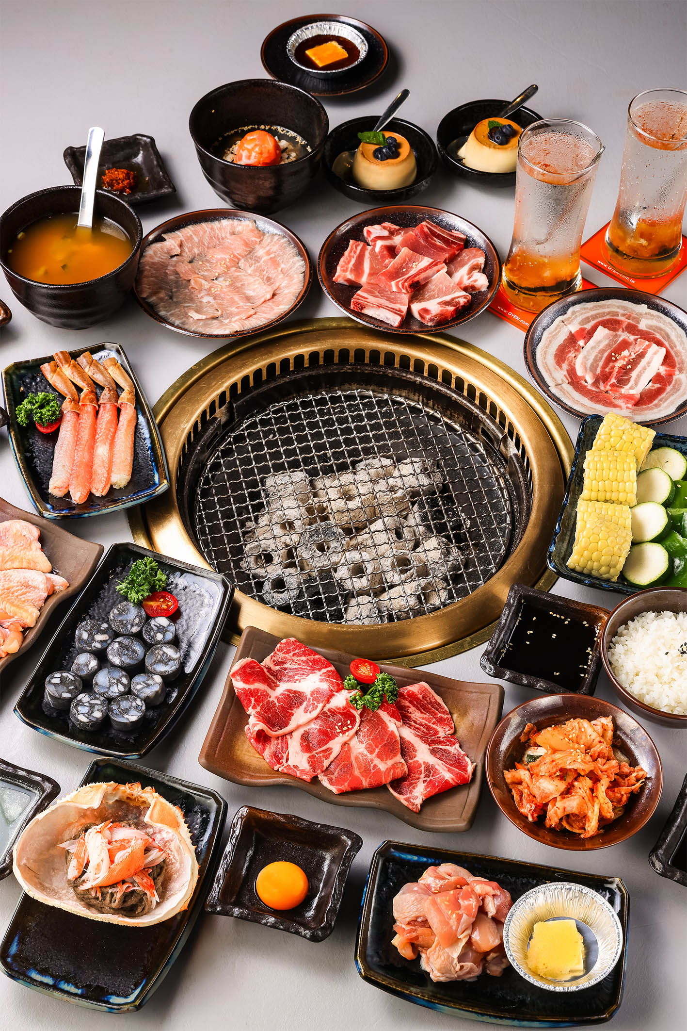 「胡同月見品豬雙人套餐」專為不食牛肉的饕客量身打造,包含14道經典料理。(3,888元/雙人套餐)(胡同燒肉提供)