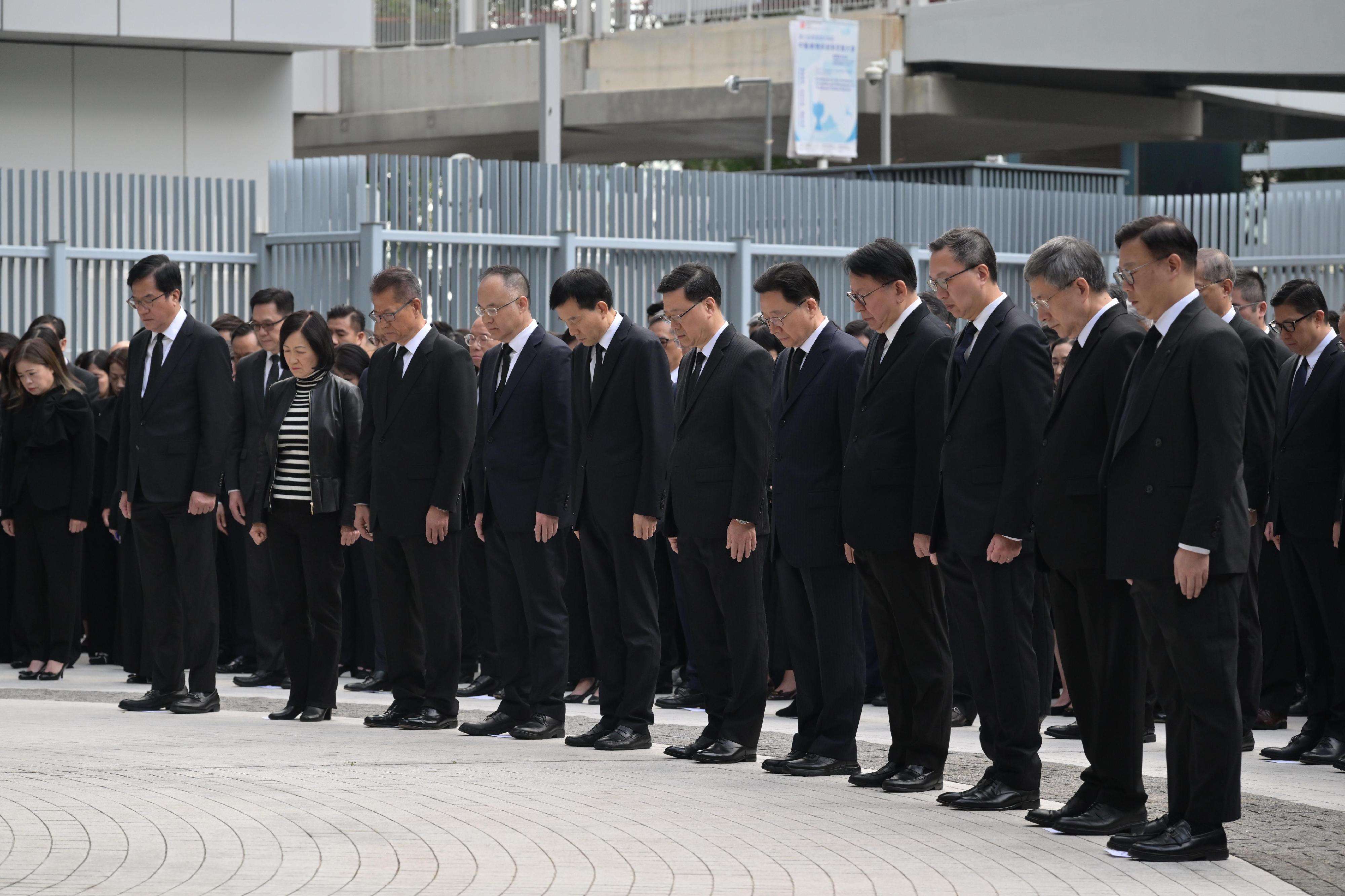 李家超日前率香港政府官員默哀弔念宏福苑罹難者。（香港特區政府新聞公報）