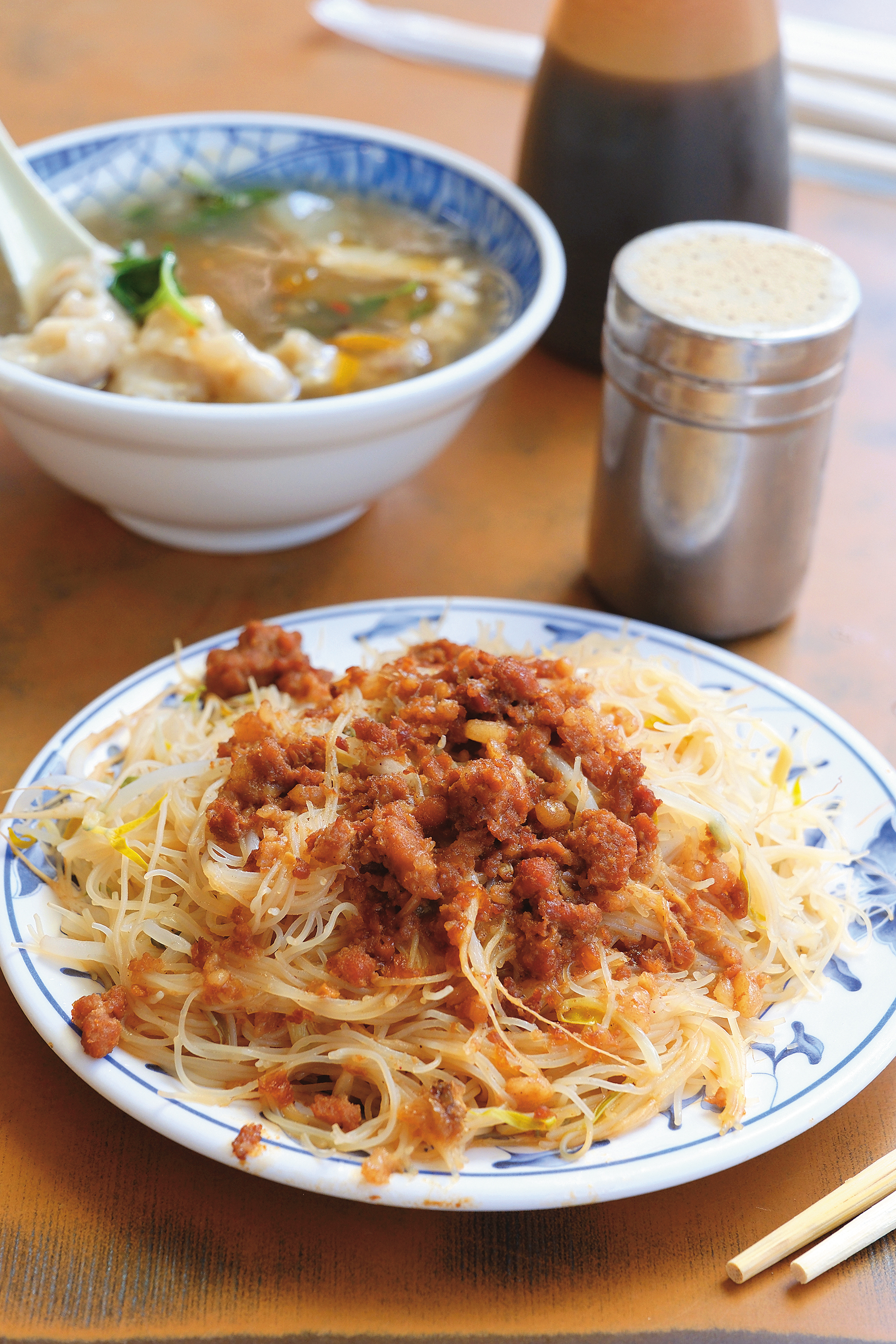 「米粉炒」口感濕潤,即使吃得快一點也不會噎到。(50元/份)