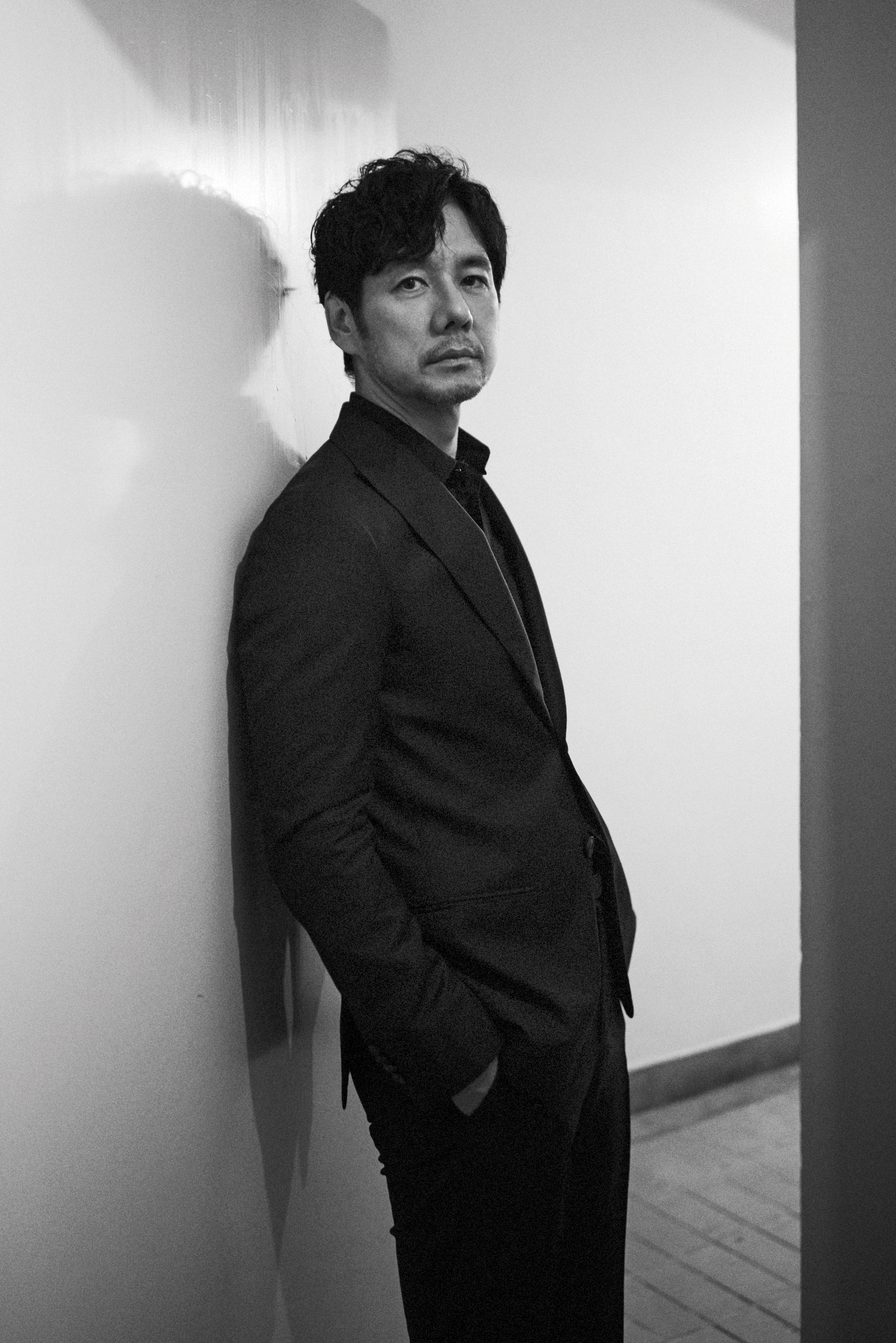 好奇西島秀俊擅長廚藝嗎？他說不是那麼拿手。「演過廚師角色，簡單的東西還算會做。在國外拍戲時，會習慣自己煮，因為煮東西也會讓人放鬆心情。煮的都是一些很日常的菜，像是烤魚、咖哩飯⋯」