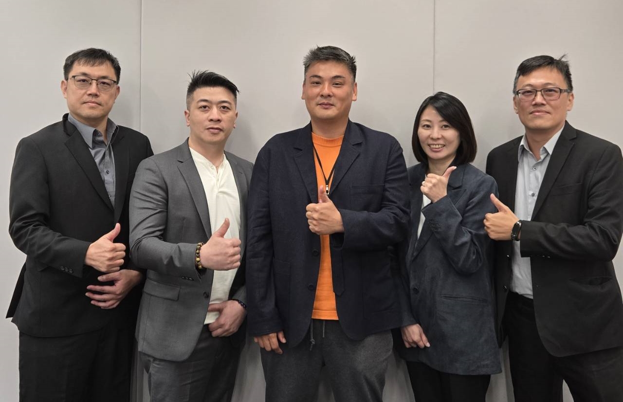 豊漁餐飲集團董事長朱𩃀理（中）從泰順街僅8席的「初魚料亭」起家，做到去年年收10億元，26日即將登錄興櫃。