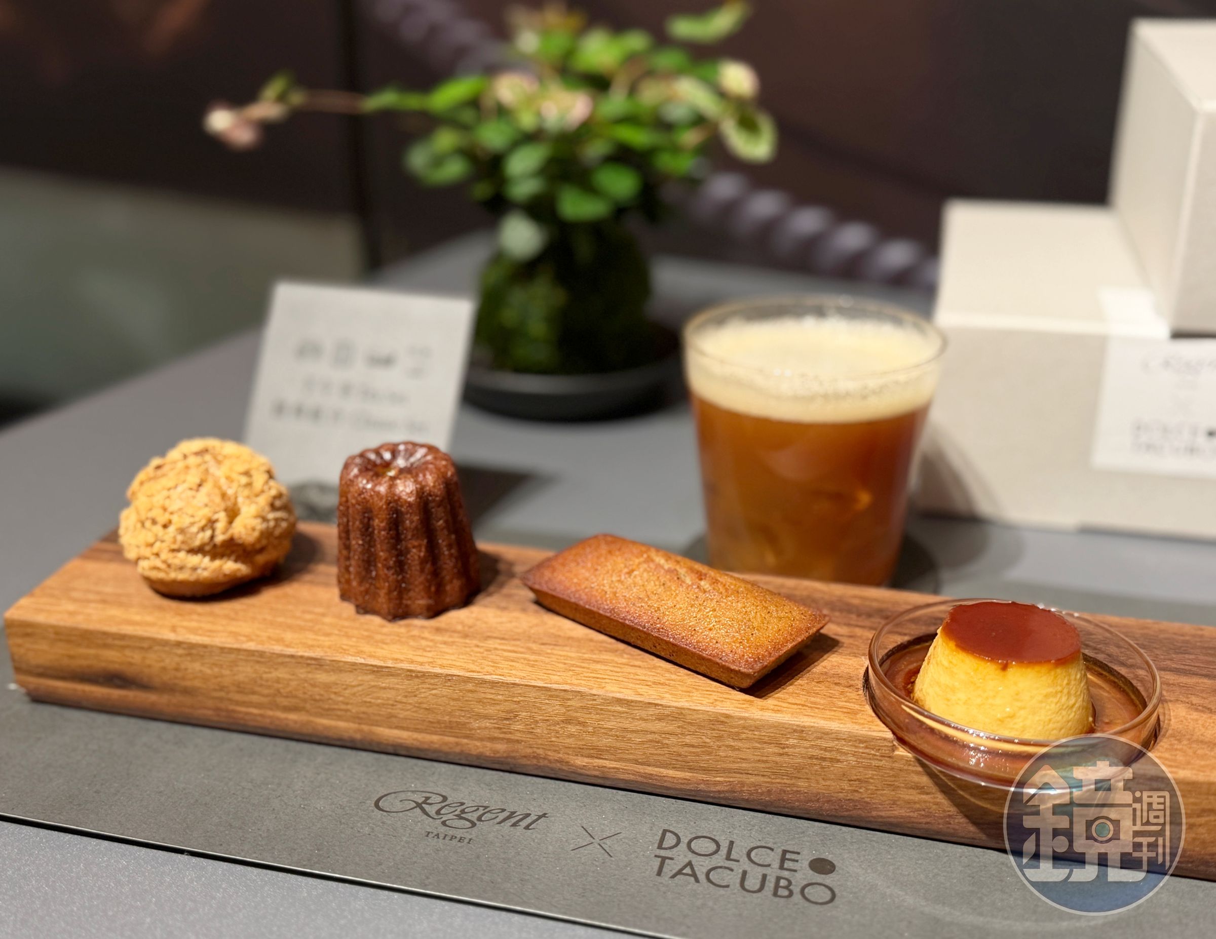 二樓上庭酒廊的「Dolce Tacubo午茶」包含卡士達泡芙（左起）、法式可麗露、現烤費南雪與焦糖布丁各一以及一杯飲品。（980元／組）