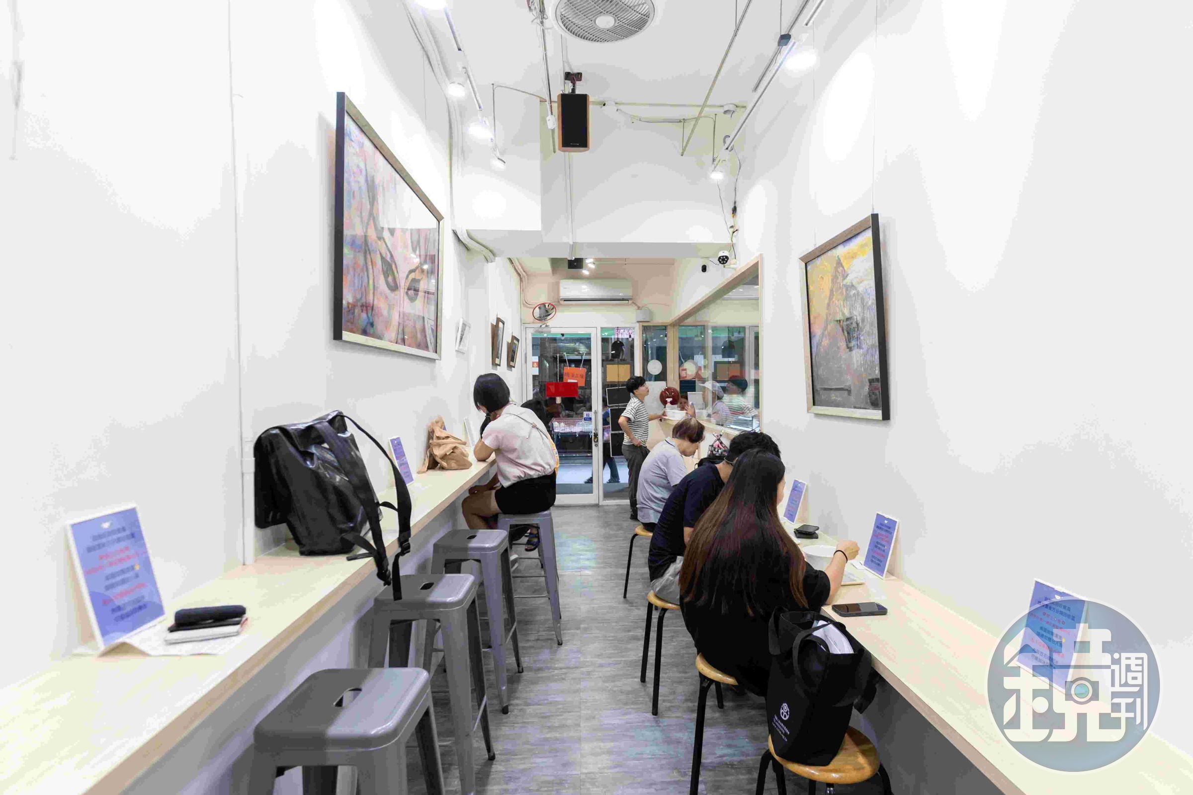 狹長店面整潔明亮，採自助式服務。