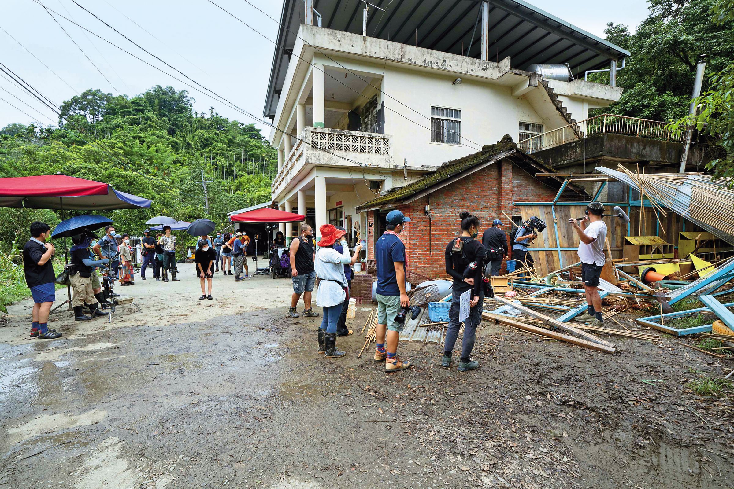 位於山區的獨棟房舍主景腹地寬廣,可以搭建雞舍養雞、種玉米。(伯樂影業提供)