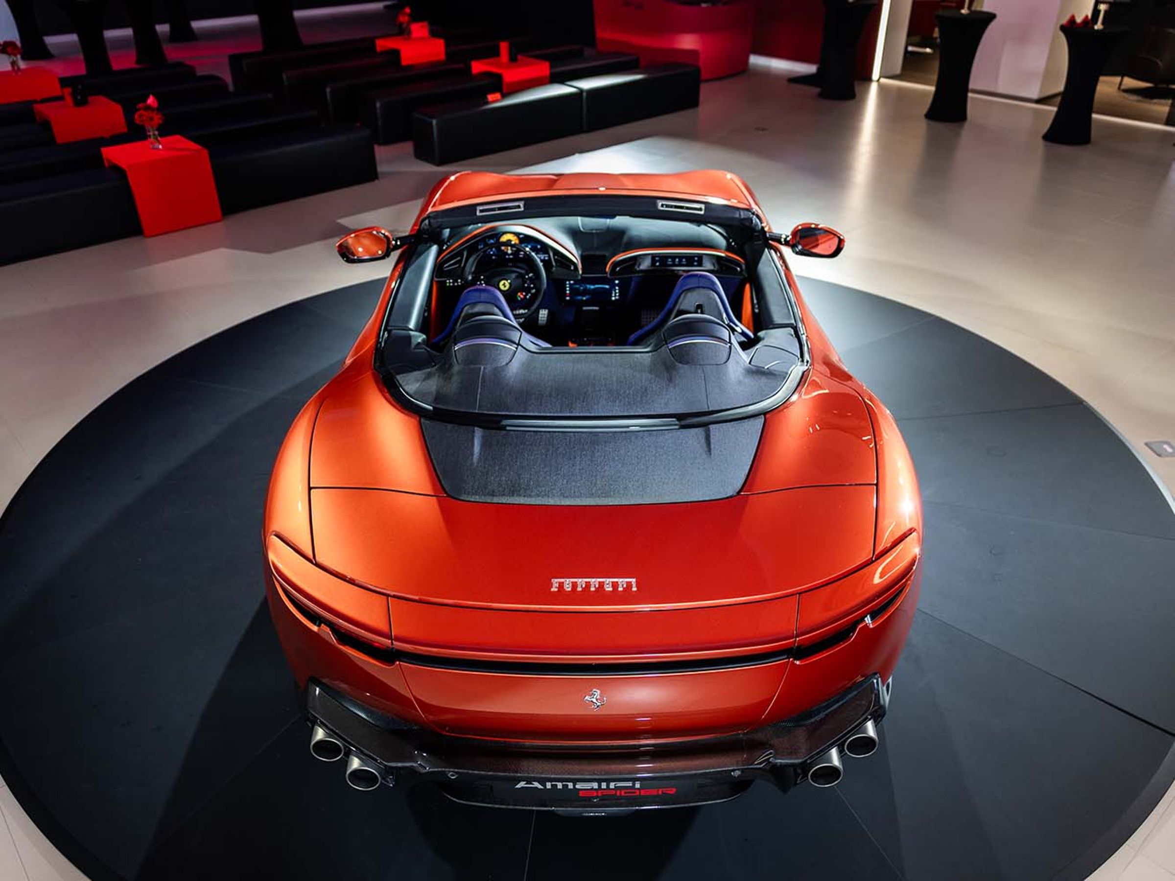 Amalfi Spider 延續 FERRARI Amalfi 優雅流暢的車身比例，即使採用織物軟頂敞篷，整體造型依舊維持俐落且富有雕塑感的線條。