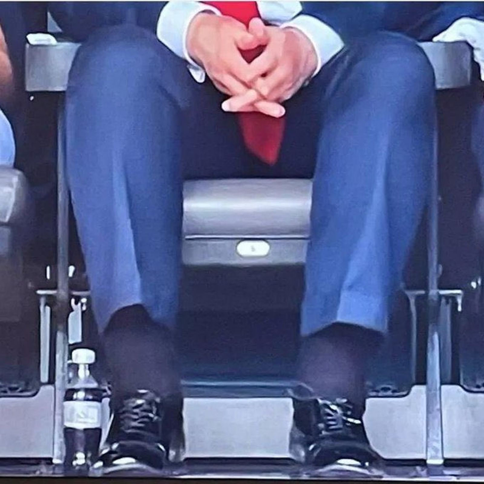 川普被發現腿部腫脹，檢查診斷出慢性靜脈功能不全。（翻攝X）