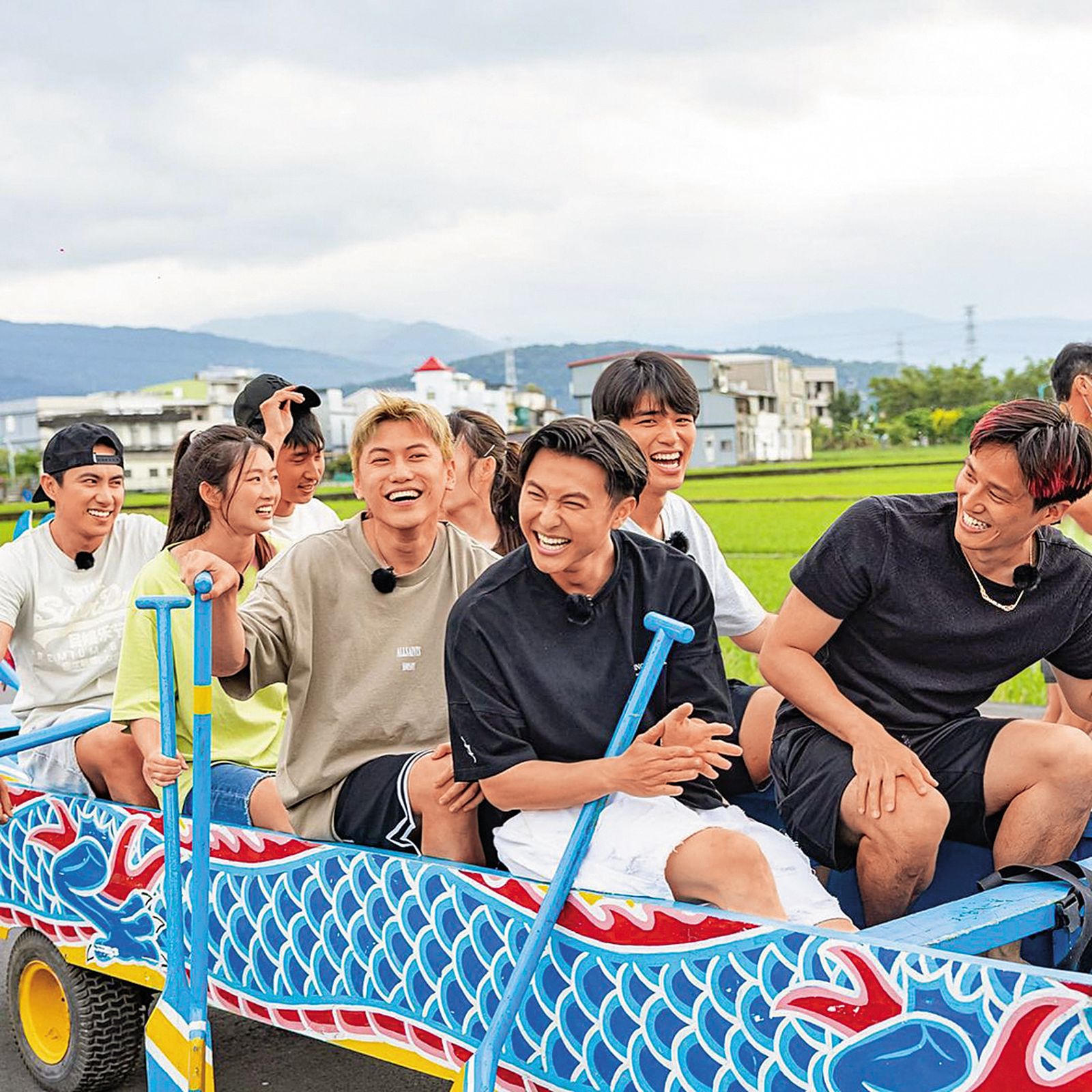 《全明星》的隊員王品澔（右2）、胡釋安（左3）等人也都捲入了這次粿王戀中。（翻攝自邱宇辰IG）