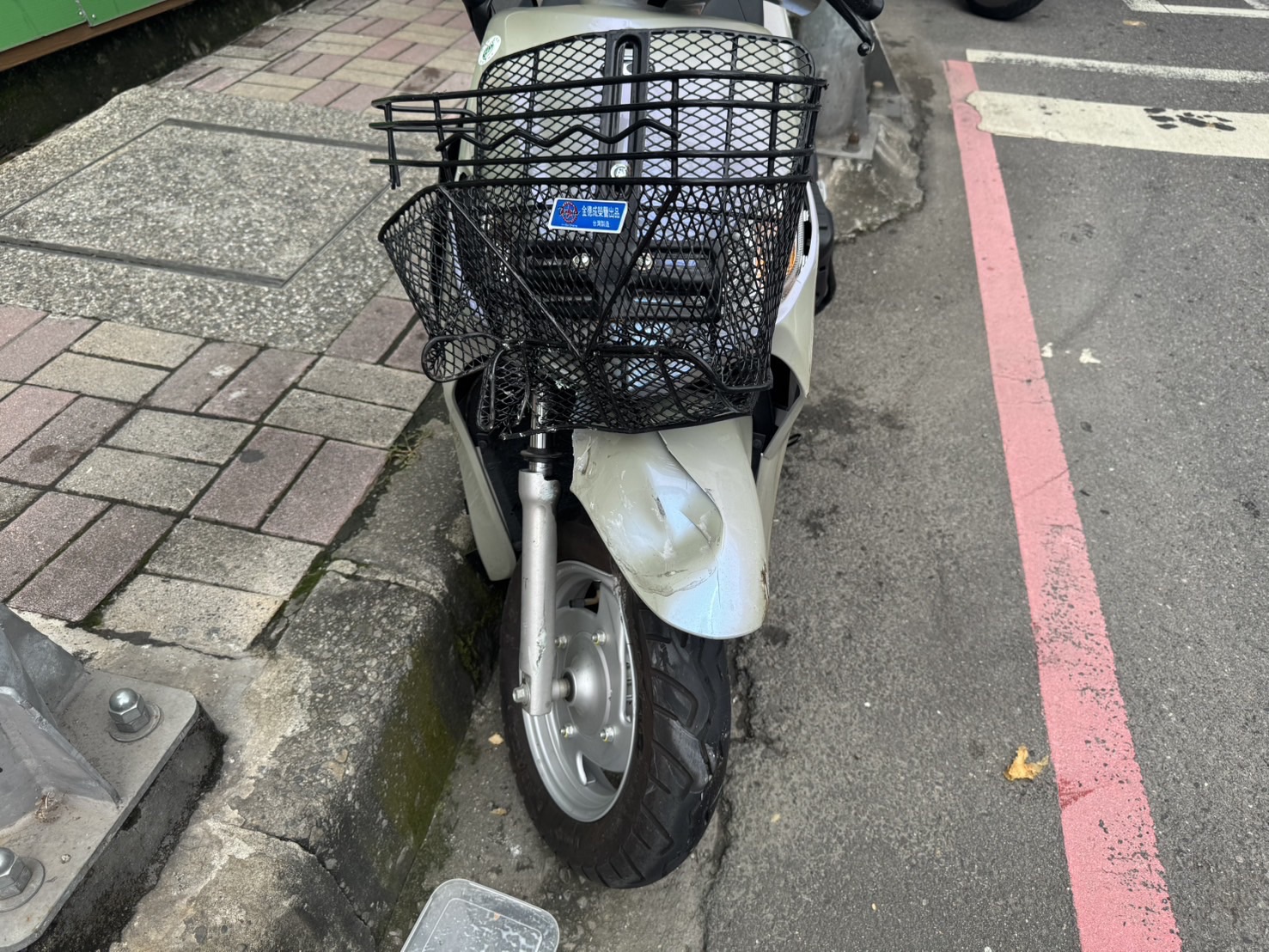 蔡姓婦人的機車遭撞,車籃整個變形。(翻攝畫面)