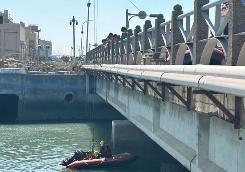 一名男子在台中港疑似溺水，消防局、海巡署以及救難團體出動大批人馬進行救援，未料該男子卻落跑。（翻攝畫面）
