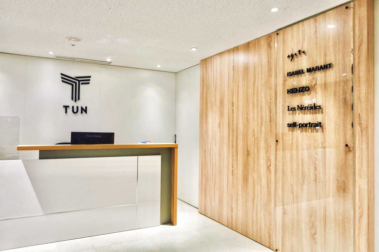 洪惇學創立惇聚國際公司，手握多個精品品牌的台灣代理權。（翻攝洪惇學臉書）