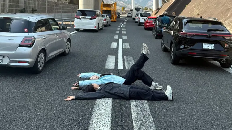 中國2名女遊客在東京車禍道路上「躺拍」當成打卡景點，事後還在小紅書po文炫耀。（翻攝自X）