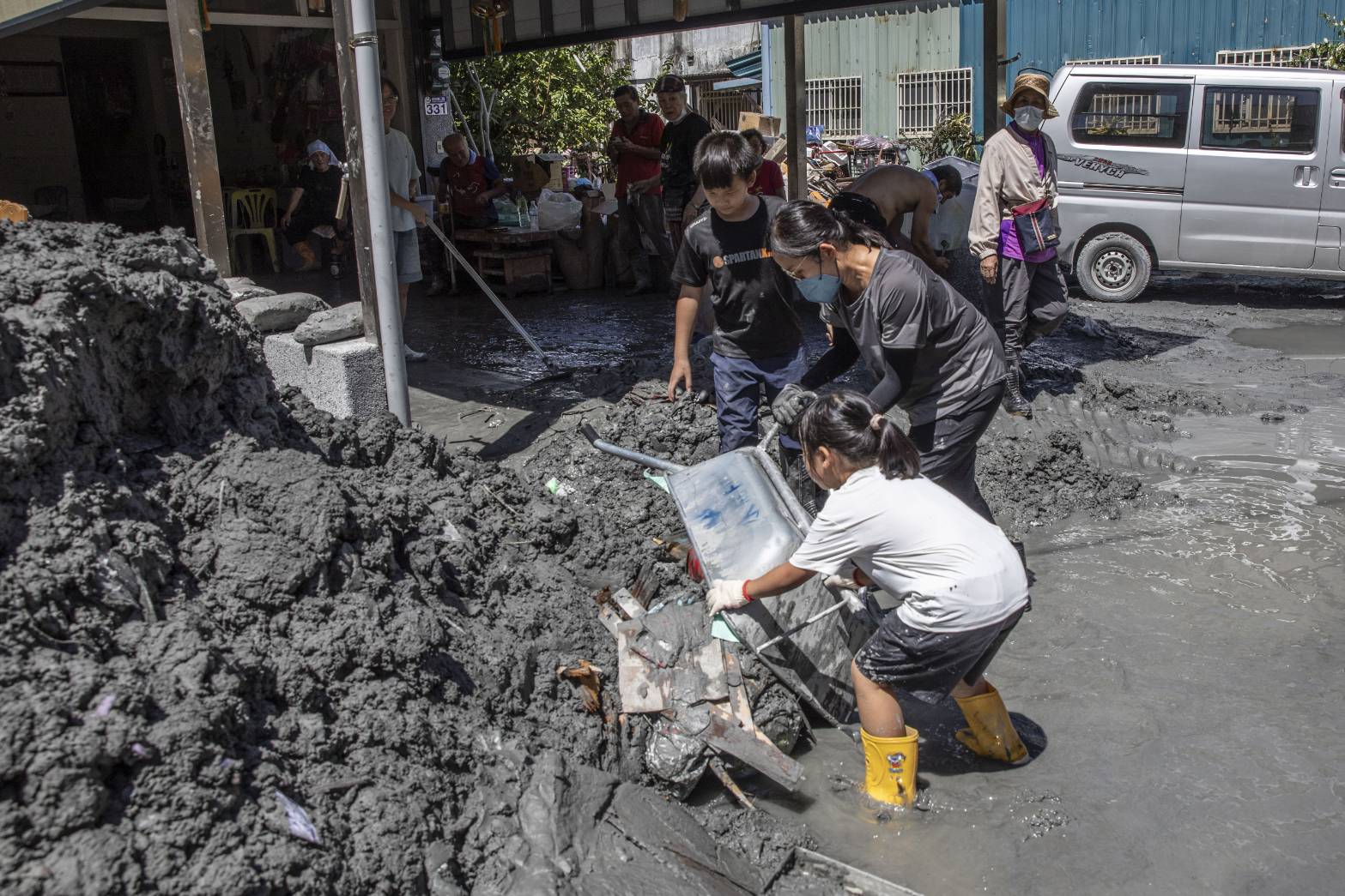 花蓮光復鄉洪災嚴重，全台民眾自發性前往花蓮協助居民回復家園。（示意圖，非當事人）