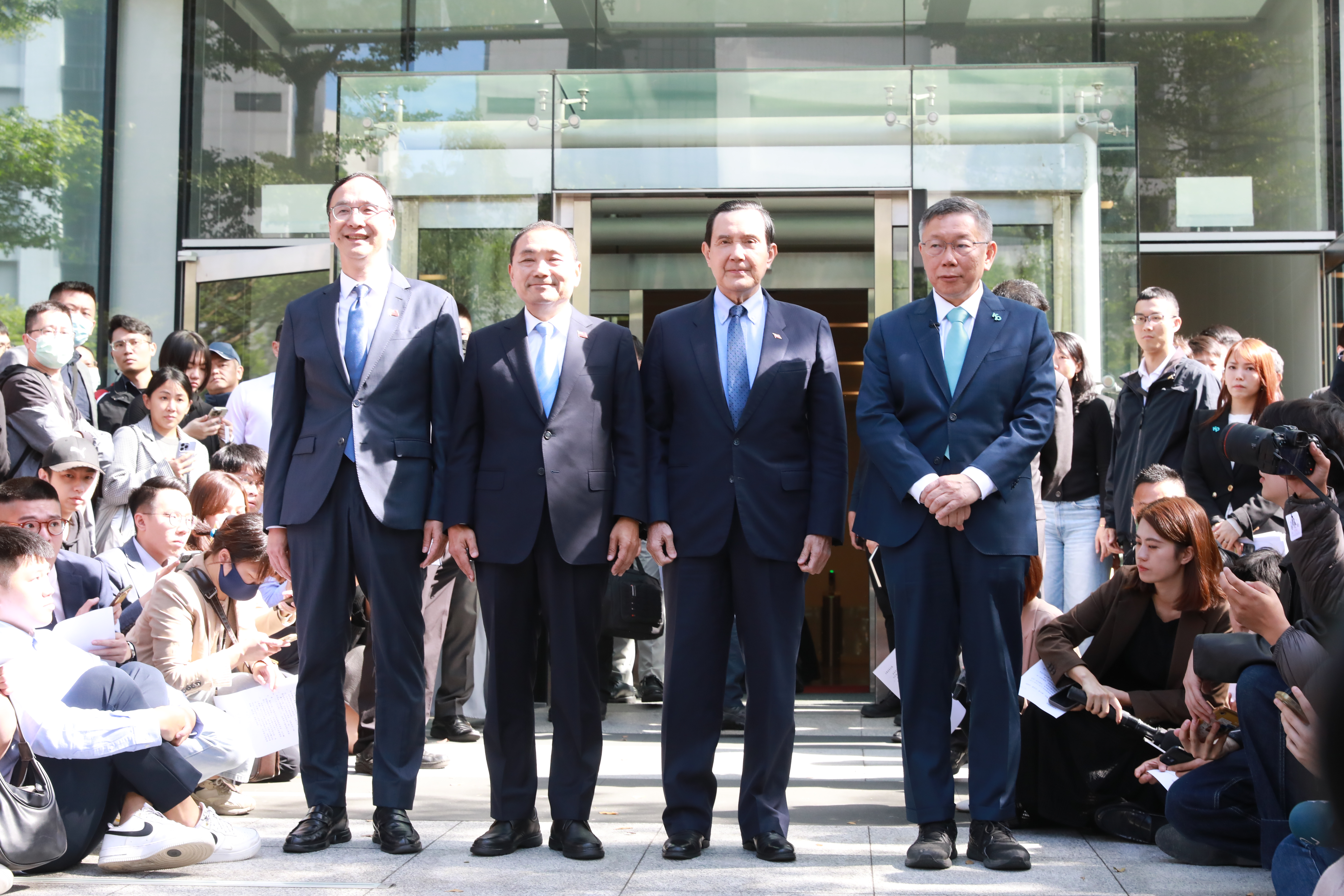 國民黨與民眾黨對「藍白合」終於有共識，不過此消息曝光，不少人都認為對民眾黨及柯文哲（右1）較為不利。