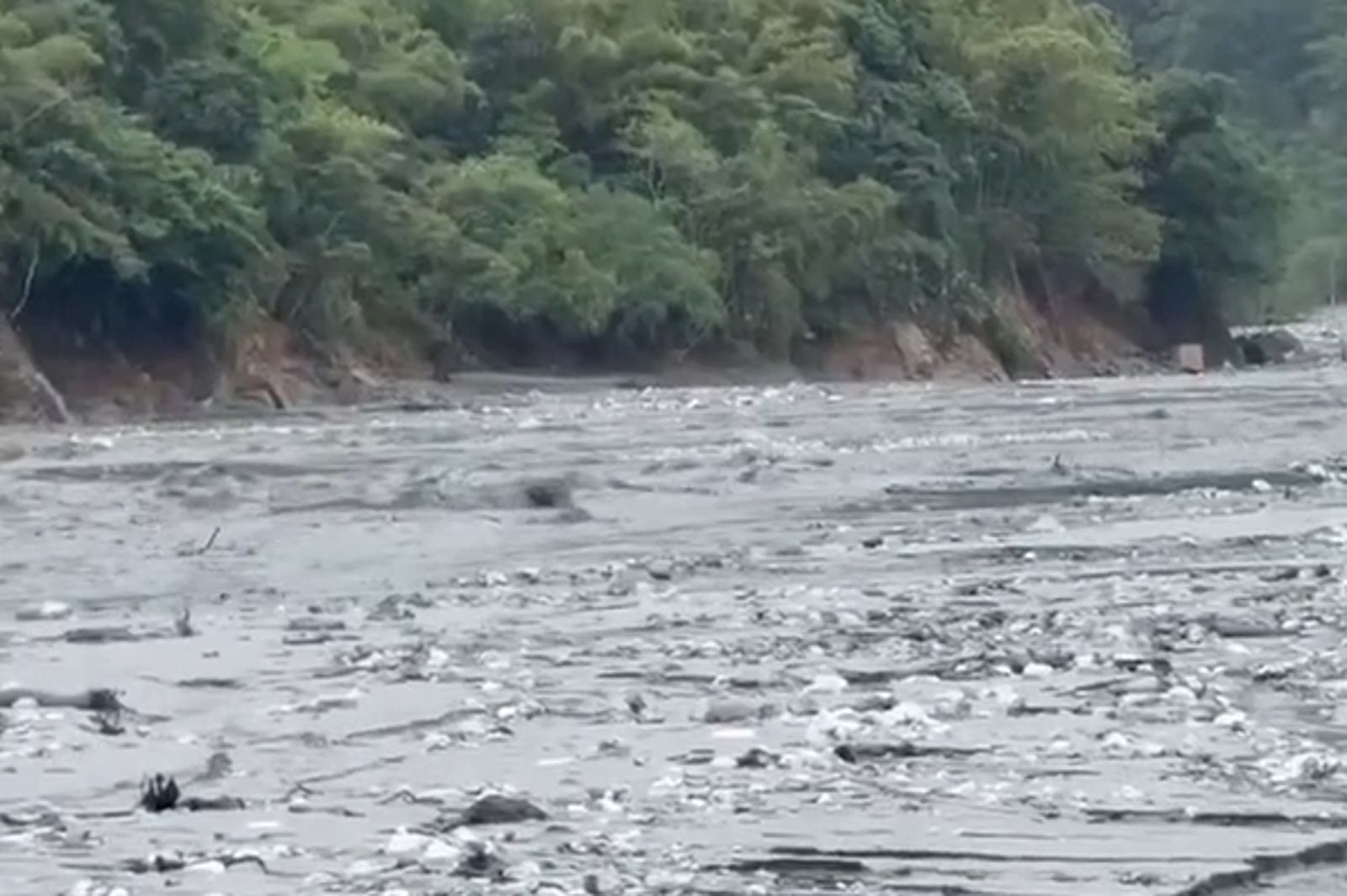 馬太鞍溪新堰塞湖突提前溢流 泥水滾滾傾洩!通報下游立即避難