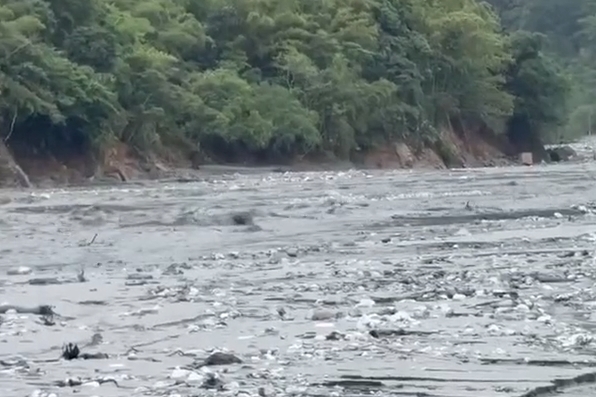 花蓮馬太鞍溪今出現新堰塞湖，水情變化急遽，未料在下午1時40分即提前發生溢流。（林保署花蓮分署提供）