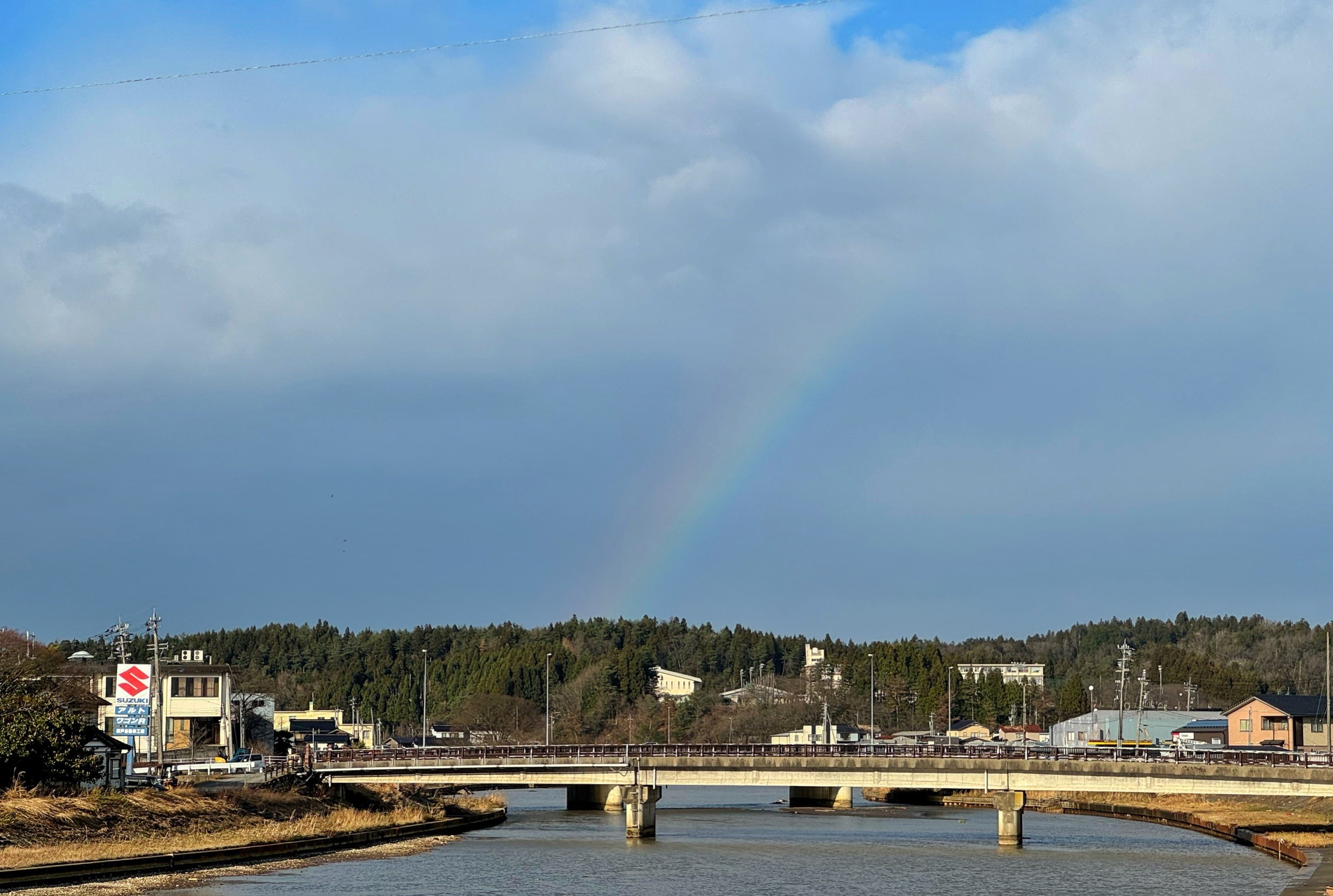災區天空出現電影《賽德克巴萊》的謝幕彩虹， 此情此景帶點淡淡的哀愁與傷感。