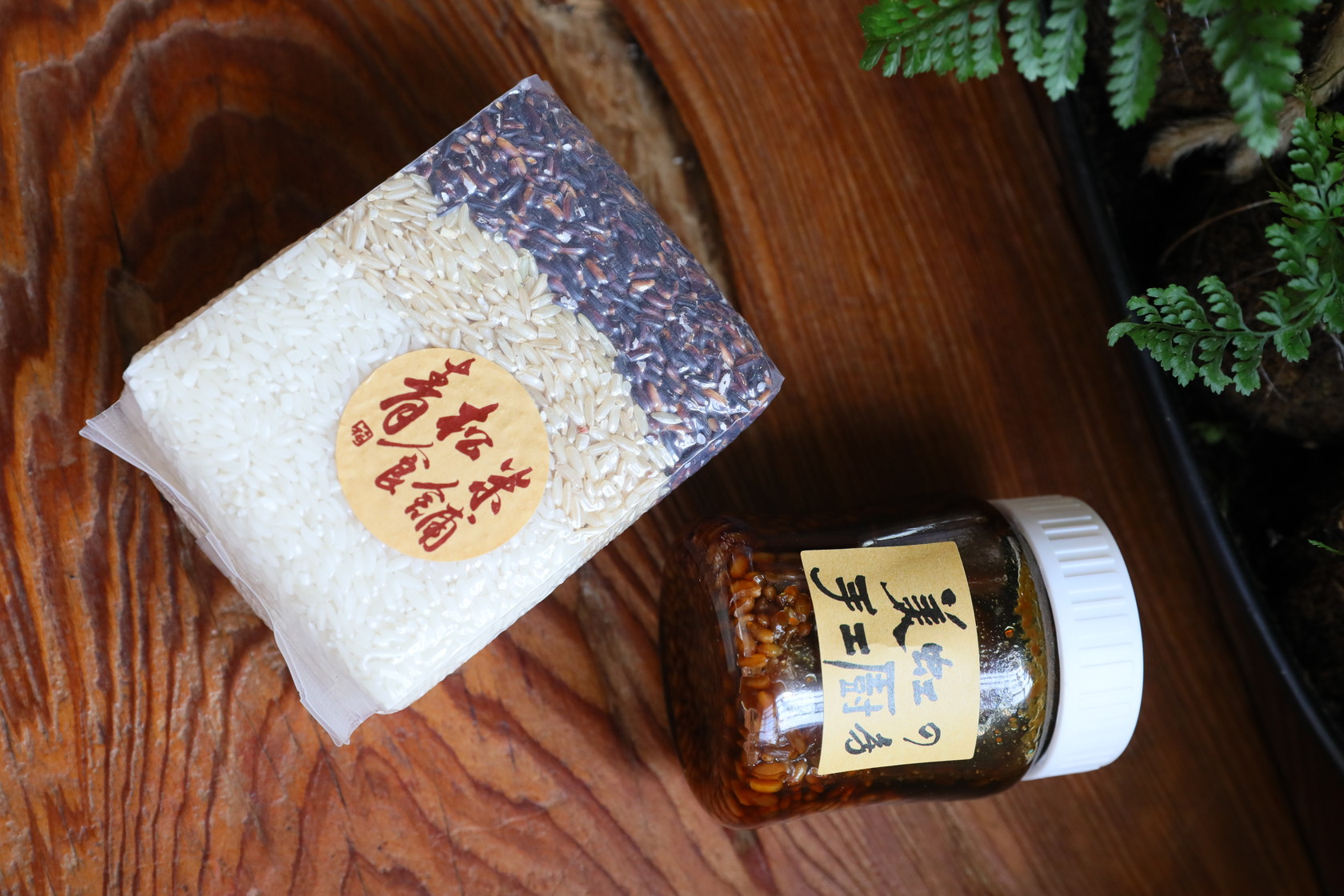 「青松米」（下，180元／包）和「美虹豆腐乳」（上，320元／包）是造訪深溝壁買品項。