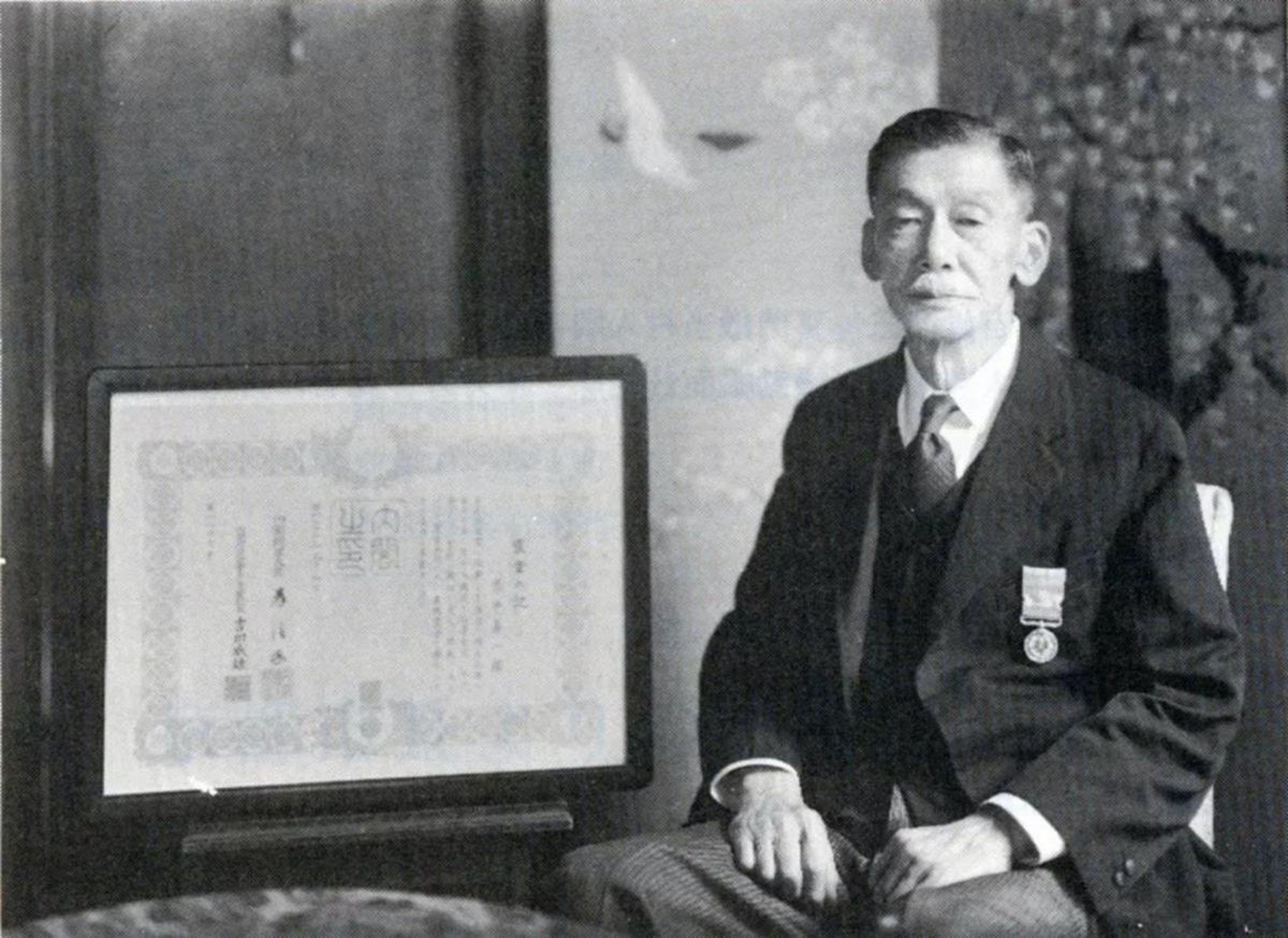 日本製酒先趨岩井喜一郎，是竹鶴政孝的學長，也是他任職於攝津酒造時期的主管。