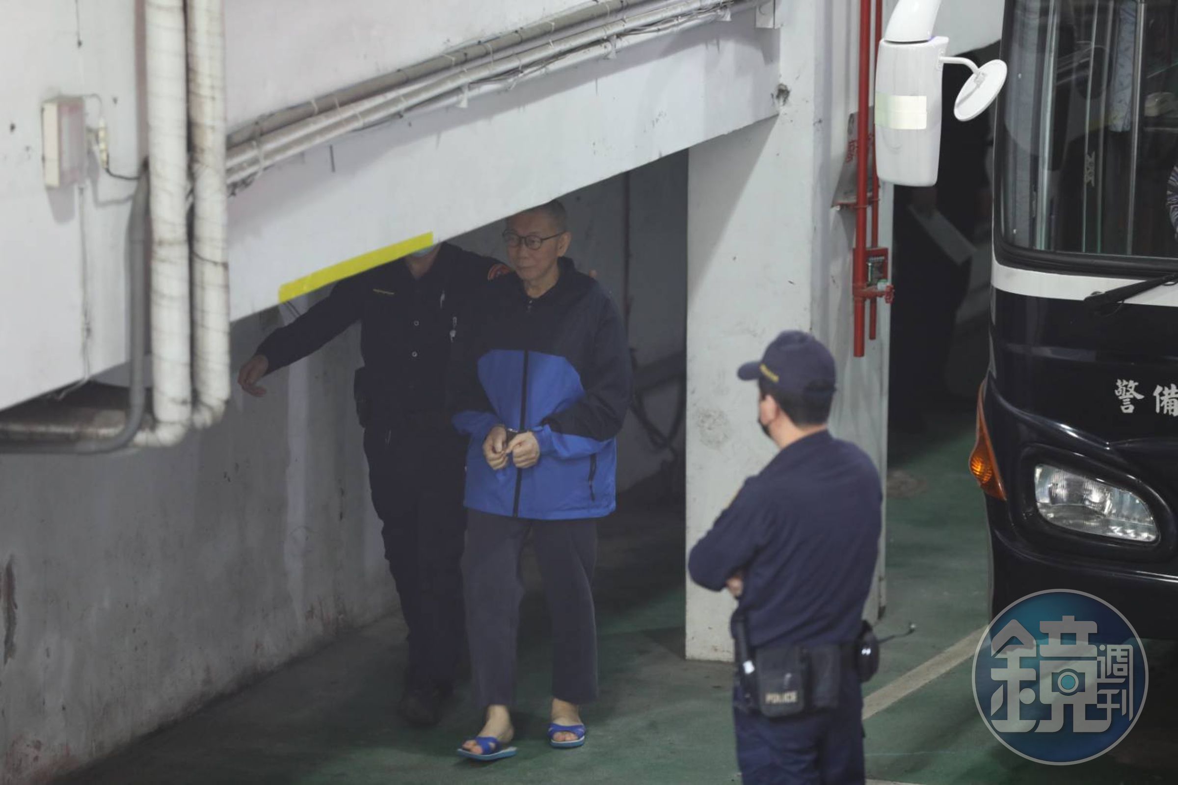民眾黨主席柯文哲貪污等弊案今開庭進行準備程序，柯文哲遭提訊出庭。