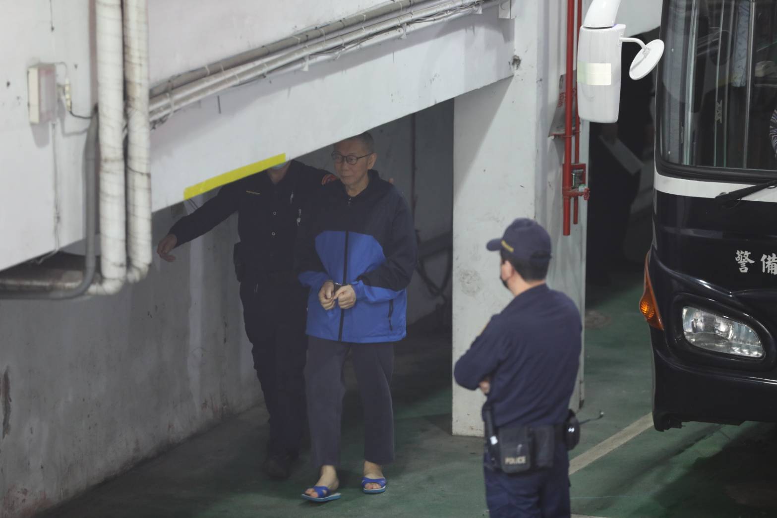 民眾黨主席柯文哲貪污等弊案今開庭進行準備程序，柯文哲遭提訊出庭。