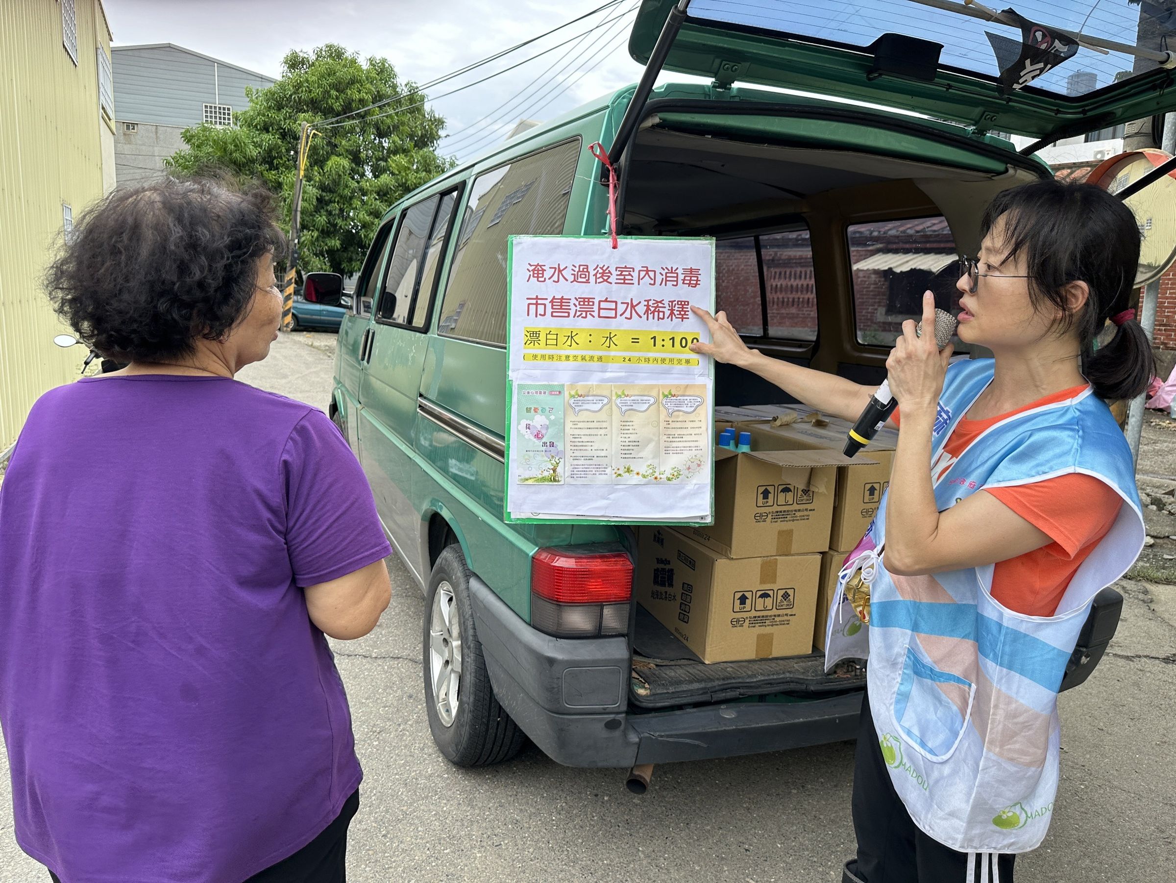 颱風凱米侵台,南台灣傳出嚴重的淹水災情,市府人員宣導民眾災後務必留意環境、飲食衛生。(台南市政府提供)