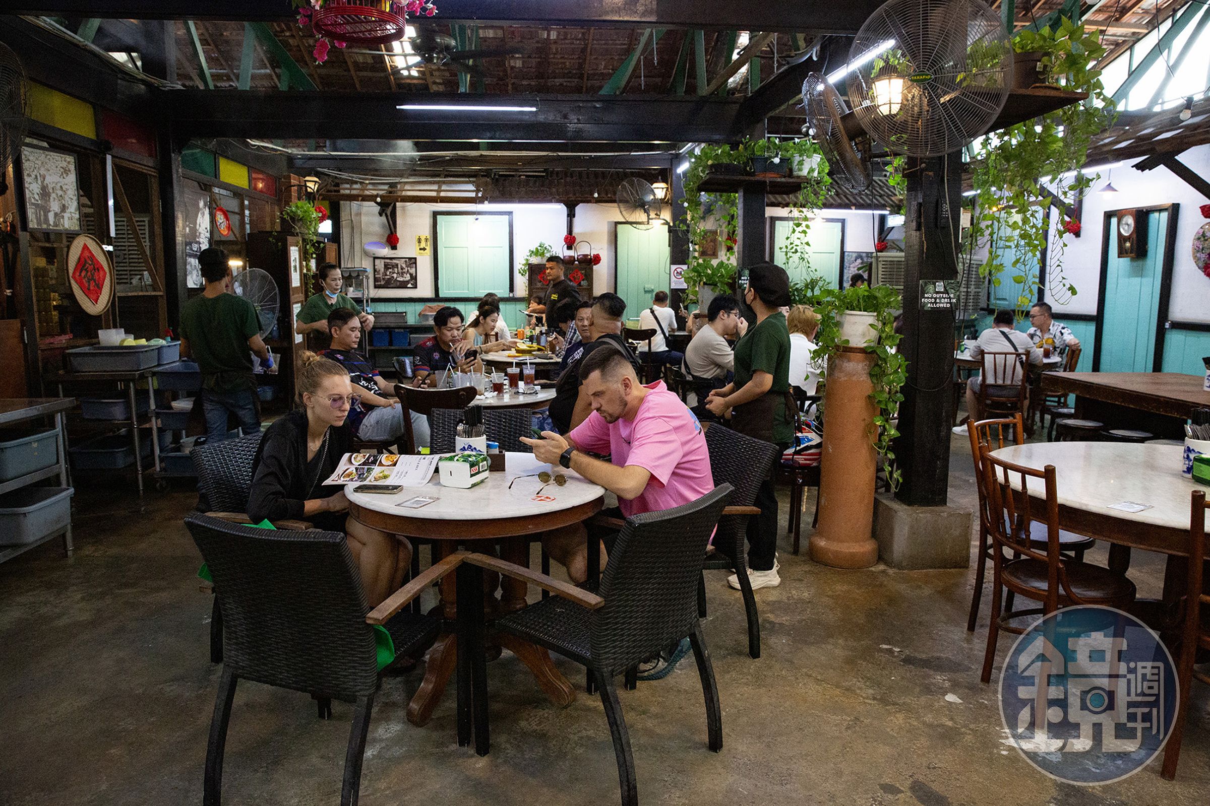 源昌隆咖啡店是由一棟建於1911年的百年老郵局改建而成,融合華人傳統建築風格與南洋特色。