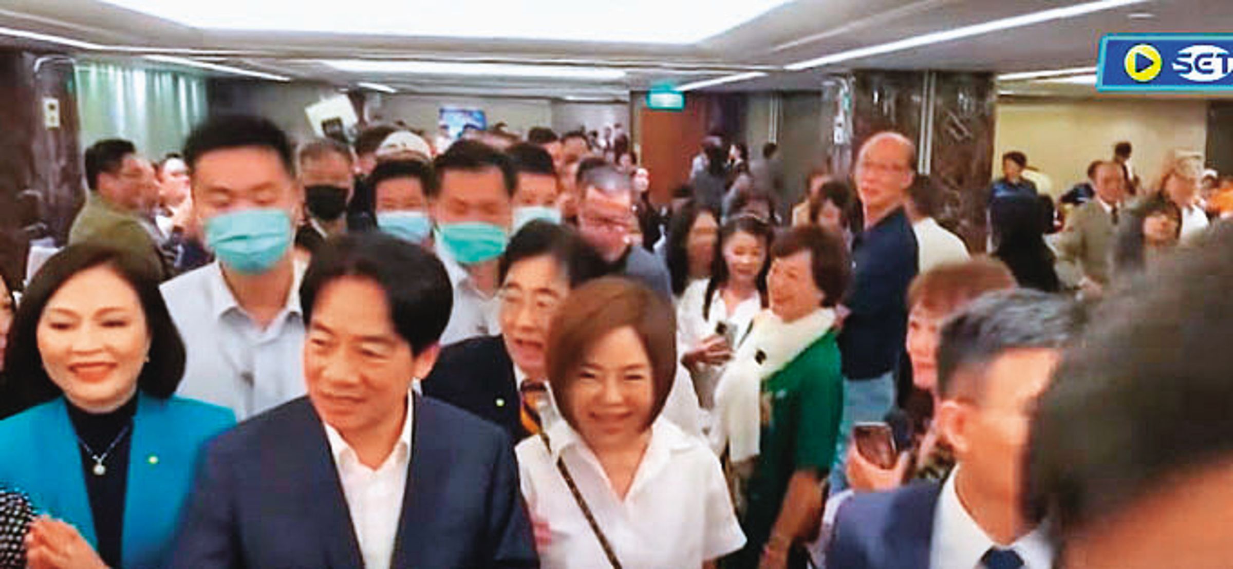 于美人（前左3）出席台南同鄉會活動與賴清德（前左2）同框，被綠營譏諷是「緊貼」。（翻攝三立新聞）
