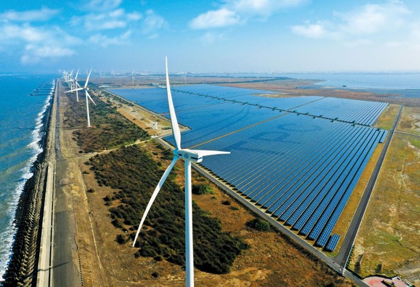 圖為彰濱的太陽光電與風力發電。(台電提供)