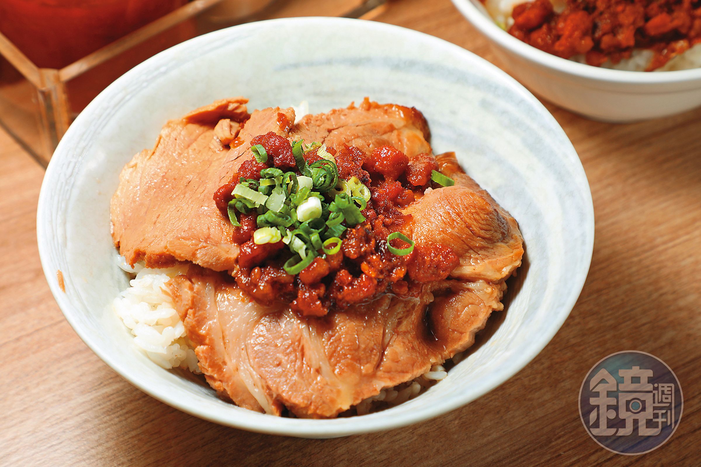 「梅花肉飯」可吃到肉臊以及用滷肉臊上層的油,低溫微火燜出來的軟嫩五花肉,大推。(75元/份)
