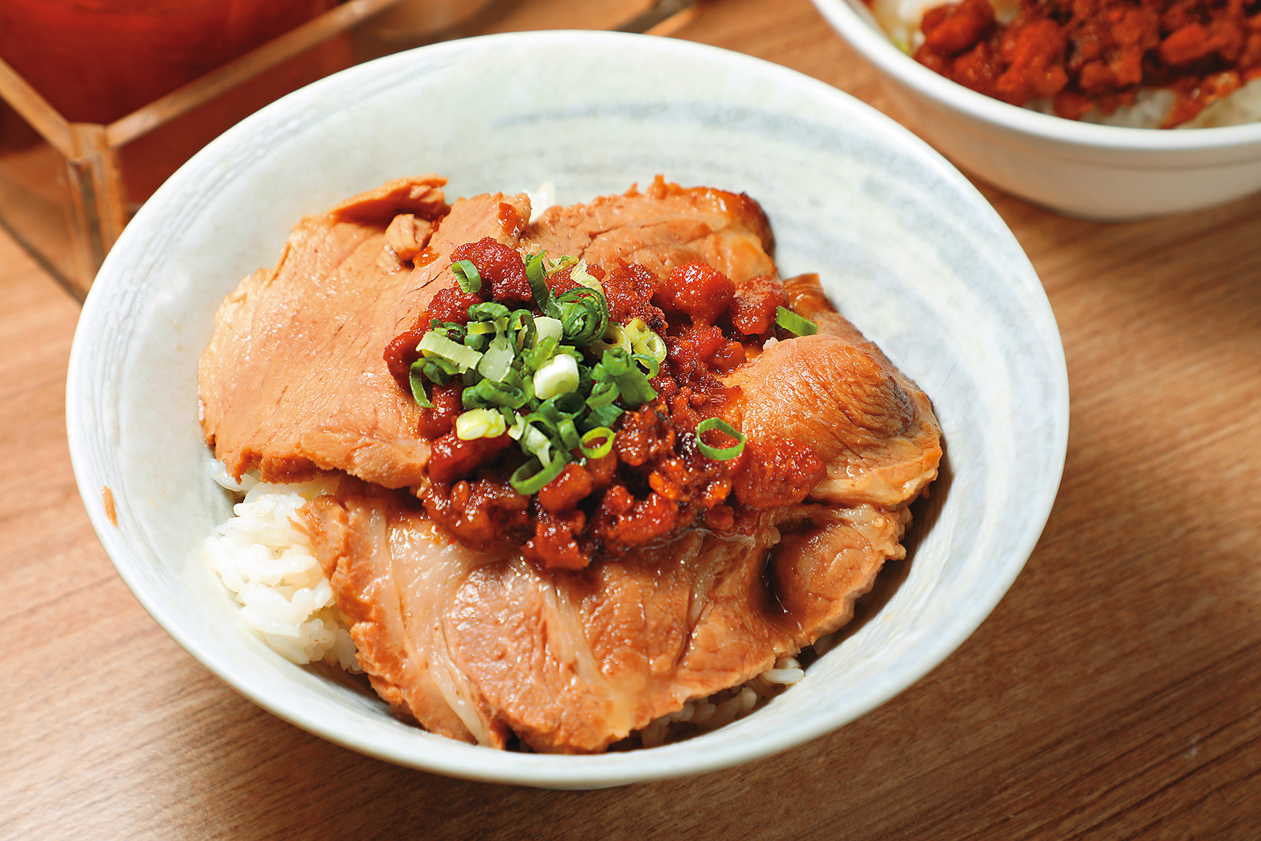 「梅花肉飯」可吃到肉臊以及用滷肉臊上層的油,低溫微火燜出來的軟嫩五花肉,大推。(75元/份)