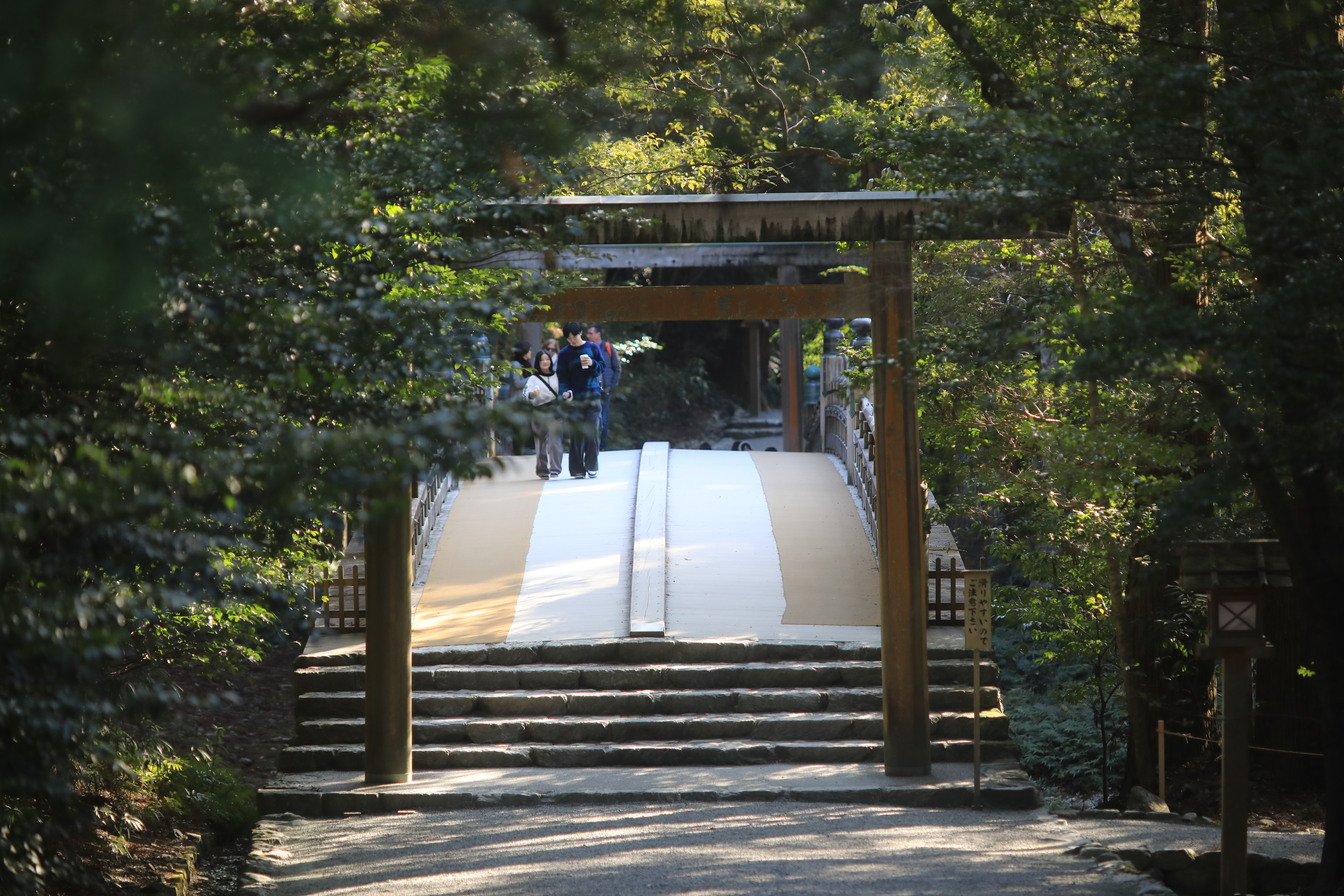 被日本人認為「一生必須參拜一次」的「伊勢神宮」，主神為日本皇室的祖神天照大御神與豐受大御神，在眾神社中享有崇高地位。