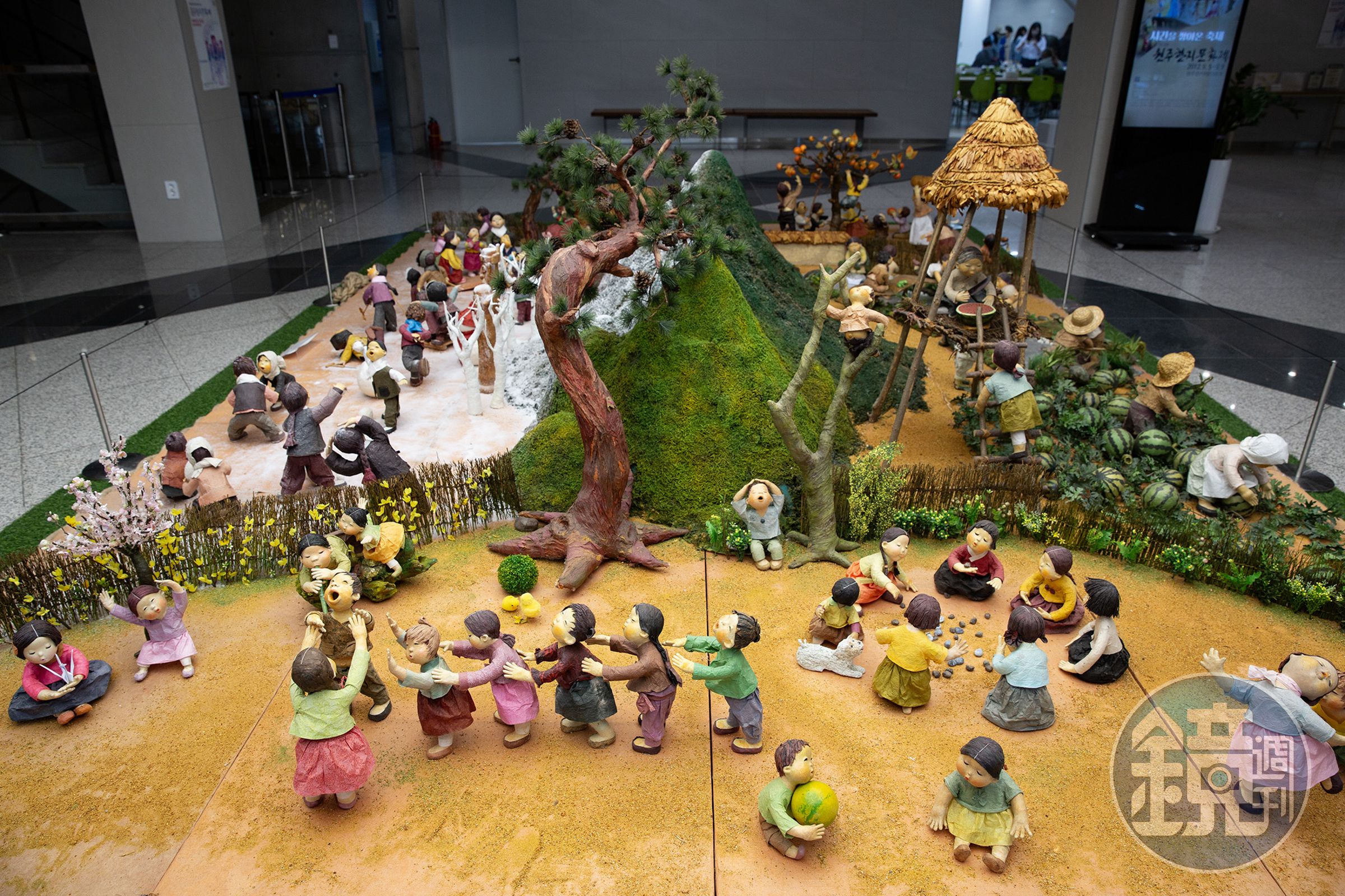 韓紙主題公園展區的入口處前，擺放一座以紙製作的春夏秋冬四季圖，展現高超的紙雕技術。