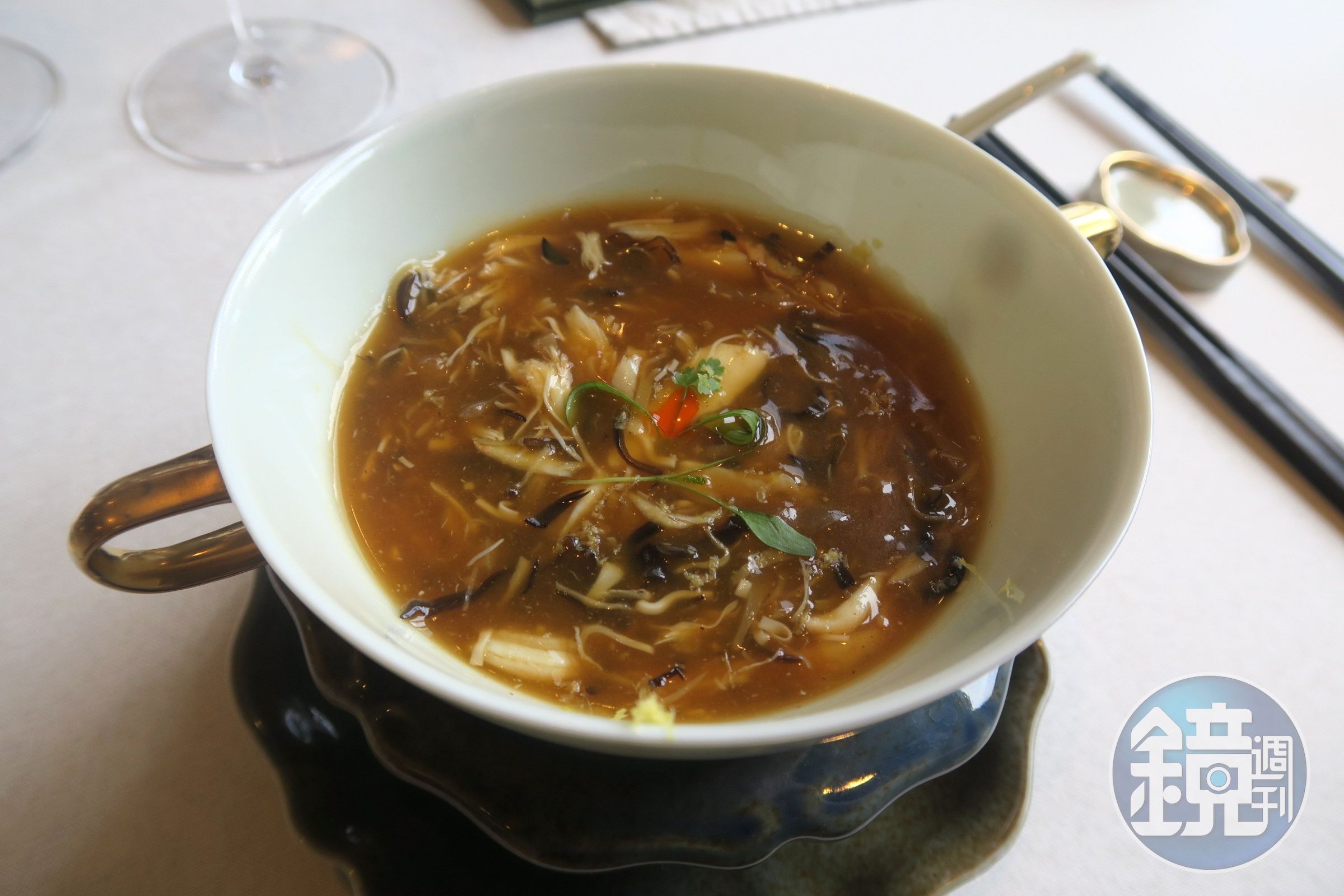 加入花蟹肉與甲魚肉的酸辣湯，胡椒辣味跳躍，喝了就滿身大汗，很有祛濕功效。