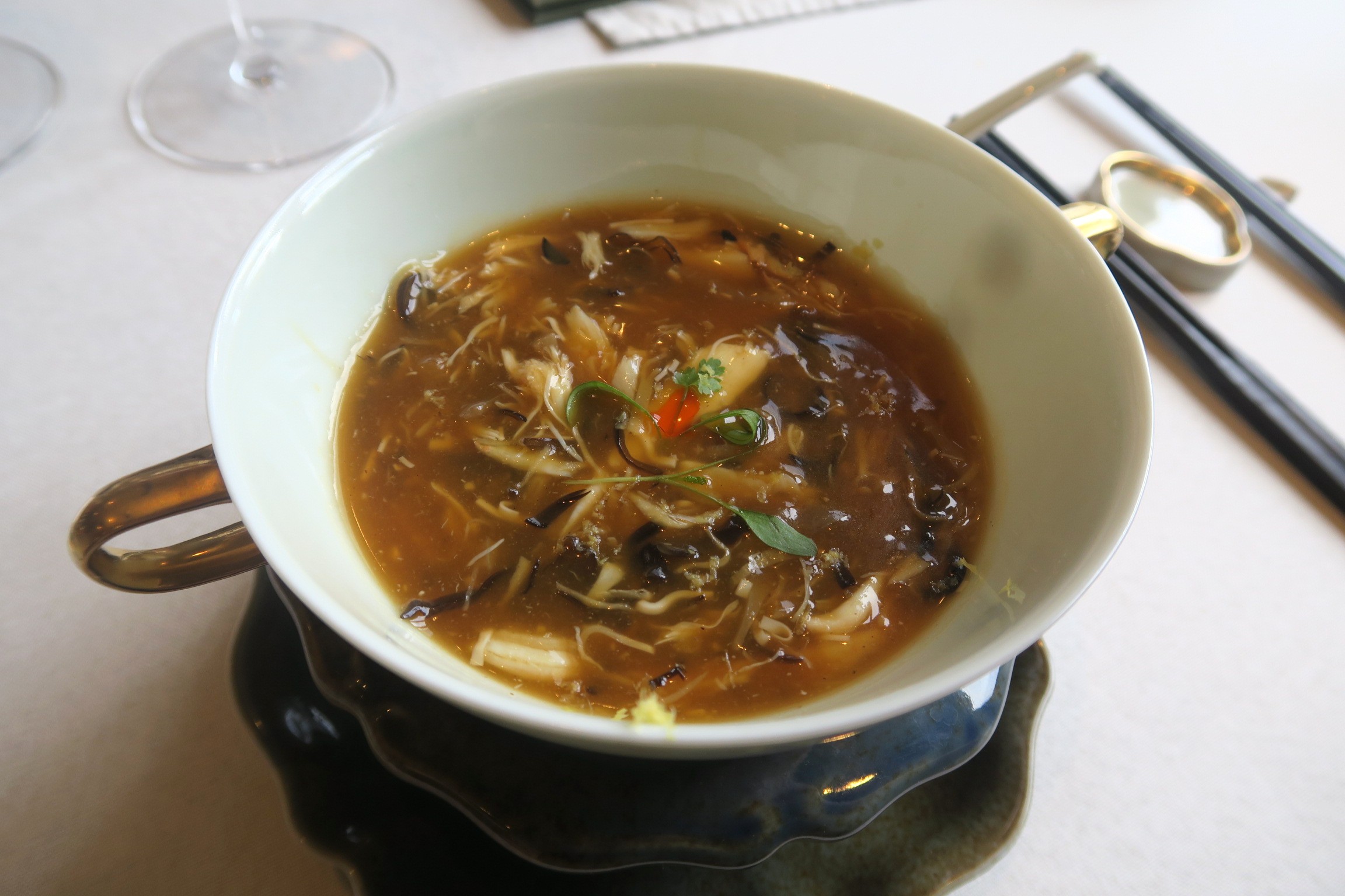 加入花蟹肉與甲魚肉的酸辣湯，胡椒辣味跳躍，喝了就滿身大汗，很有祛濕功效。