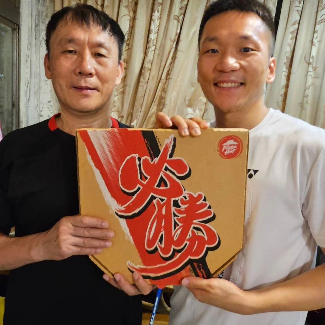 李洋爸爸送上必勝球拍。(翻攝李洋IG)