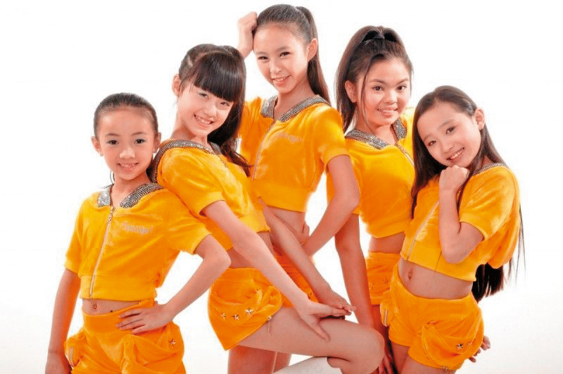曾以「Honey Bees」成員身分出席活動的Elkie（中），自小就超有星味。（翻攝自家燕媽媽藝術中心臉書）