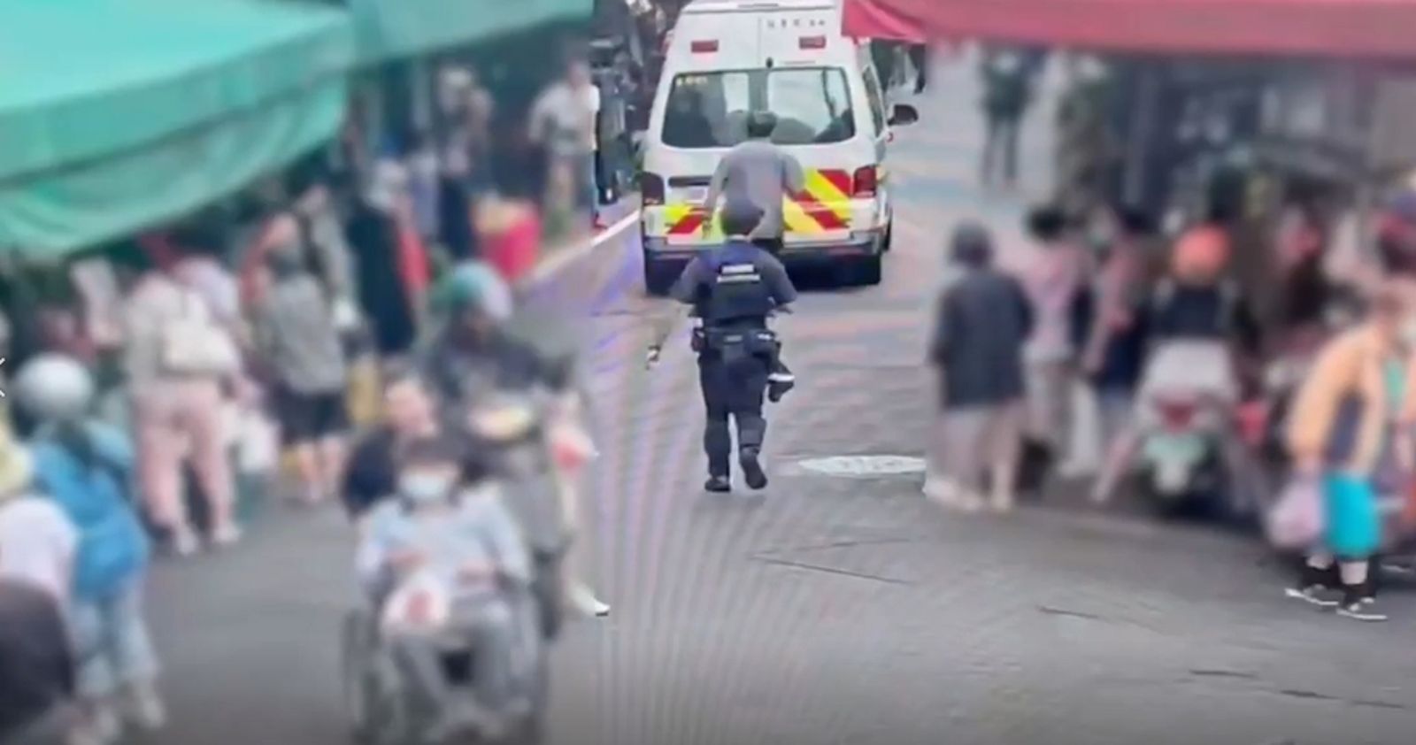 驚!男子市場拿刀狂揮、咆哮自傷 「刀子掉了還搶攤販的」警急赴現場控制