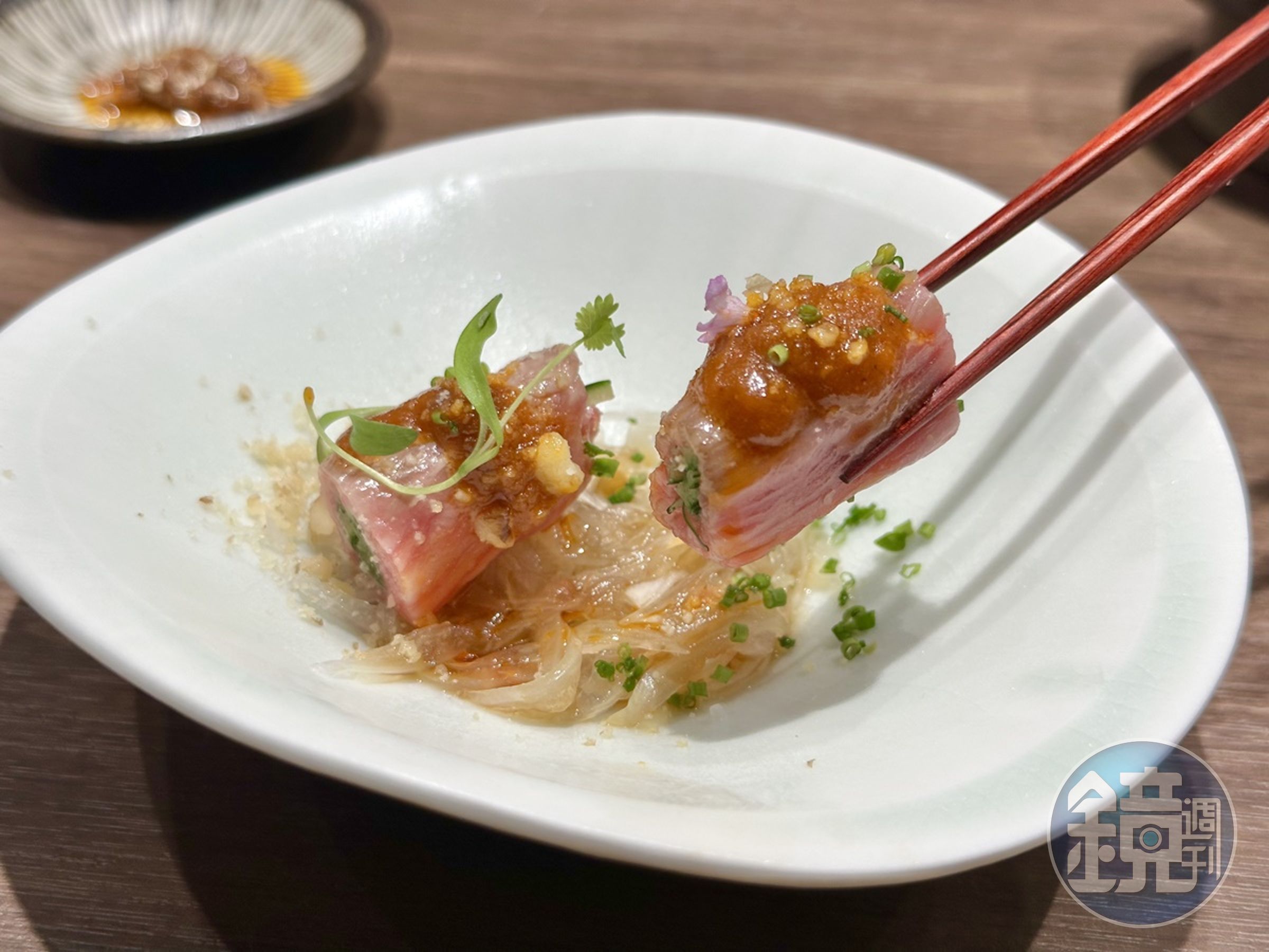 「羽下/胡麻」以80度高湯汆燙牛肉片後捲進小黃瓜,配著椪醋調味的洋蔥絲很爽口。