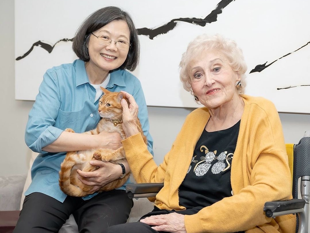 空中英語創辦人彭蒙惠（右）過世，享耆壽98歲。（翻攝自蔡英文IG）