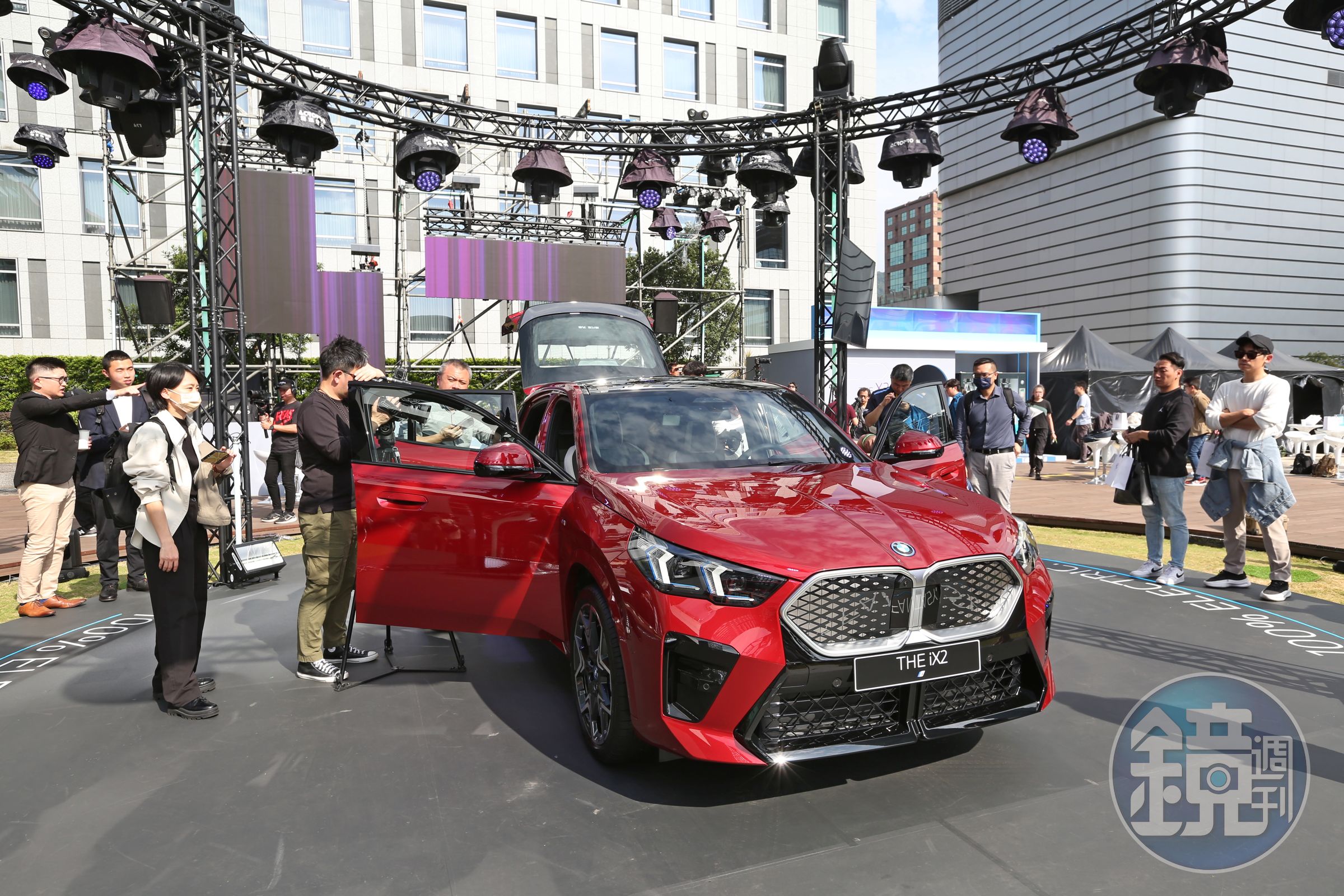 BMW推出全新首創iX2豪華純電跑旅。