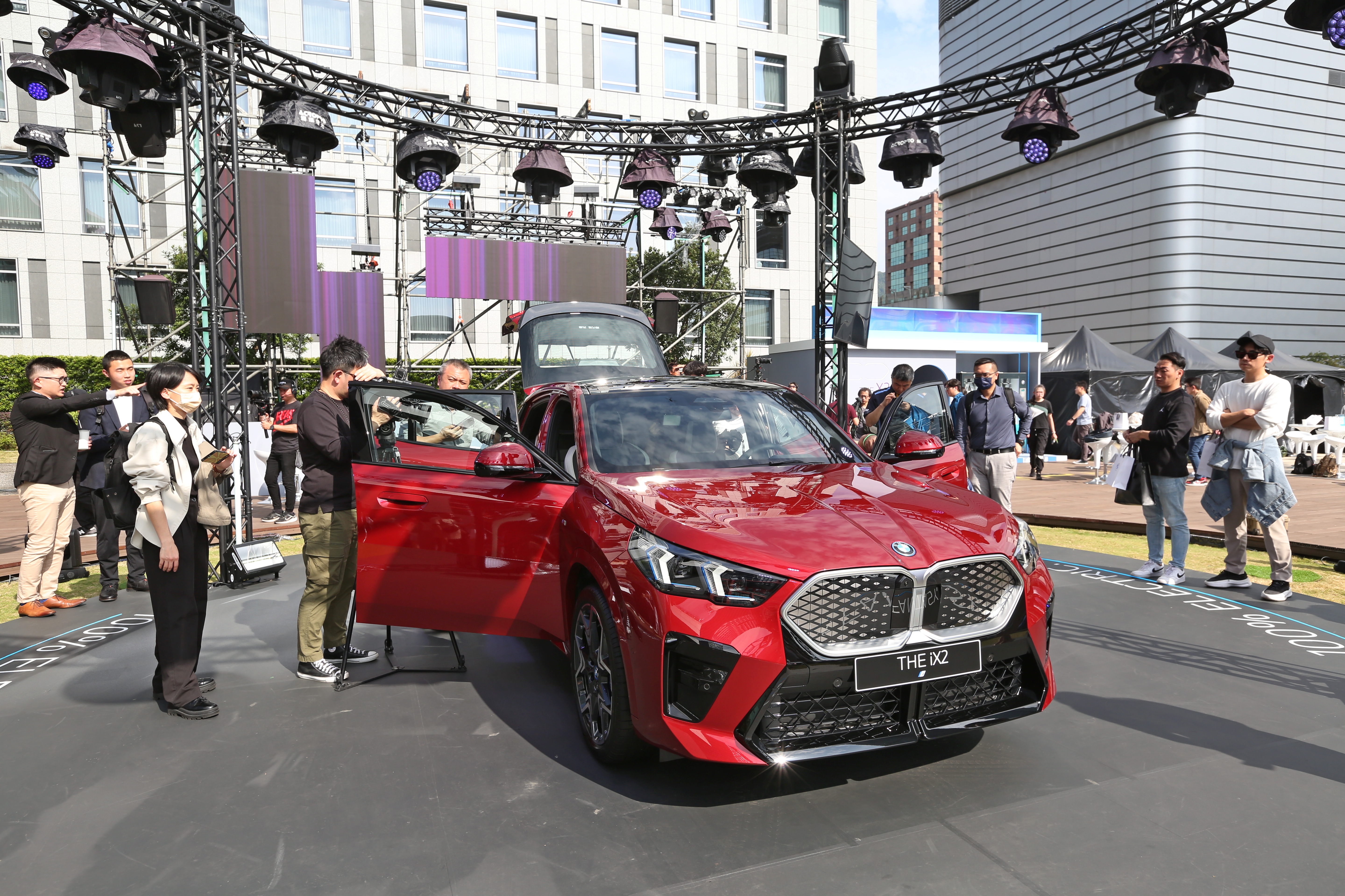 BMW推出全新首創iX2豪華純電跑旅。