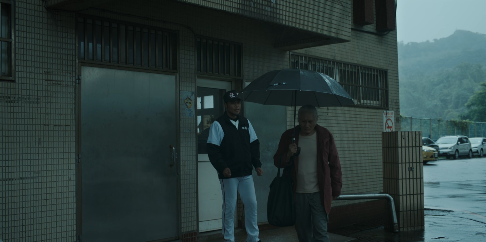 陳致遠被發現客串棒球教練，引發觀眾與球迷熱議。（八尺門的辯護人截圖）