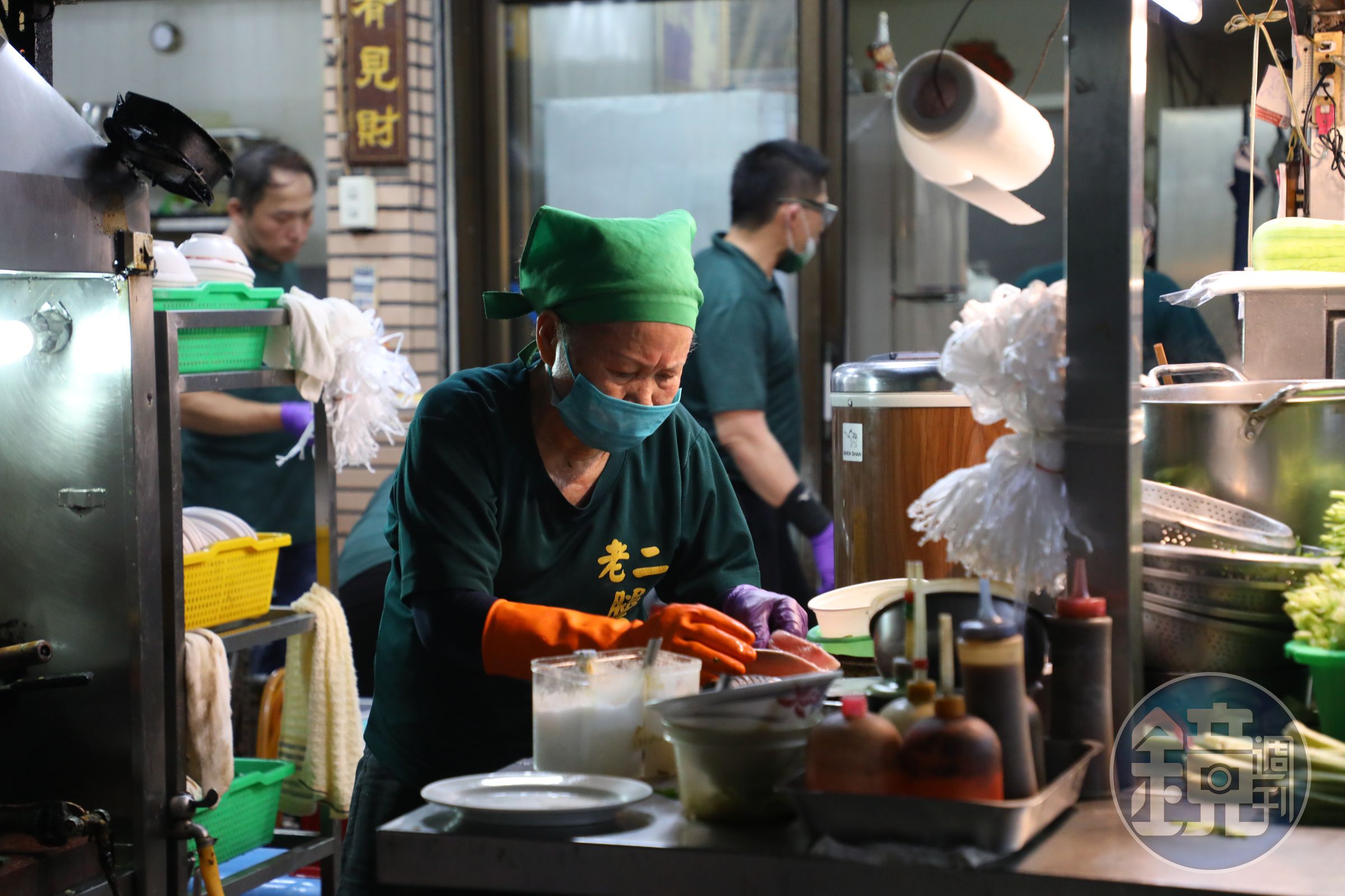 雖然已有兒孫接班,但阿嬤洪莊美珠閒不下來,灶前經常可見她掌杓的身影。