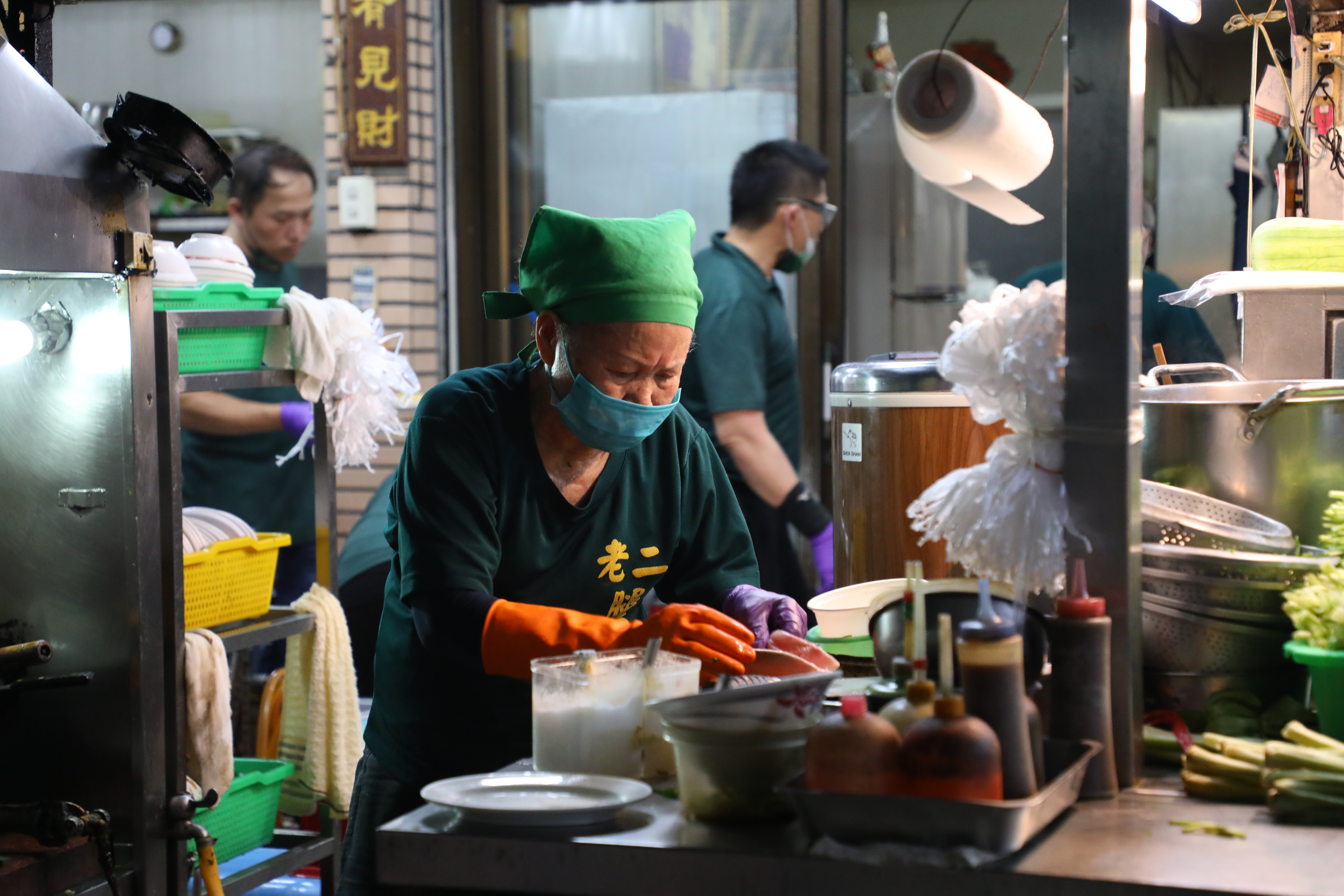雖然已有兒孫接班,但阿嬤洪莊美珠閒不下來,灶前經常可見她掌杓的身影。