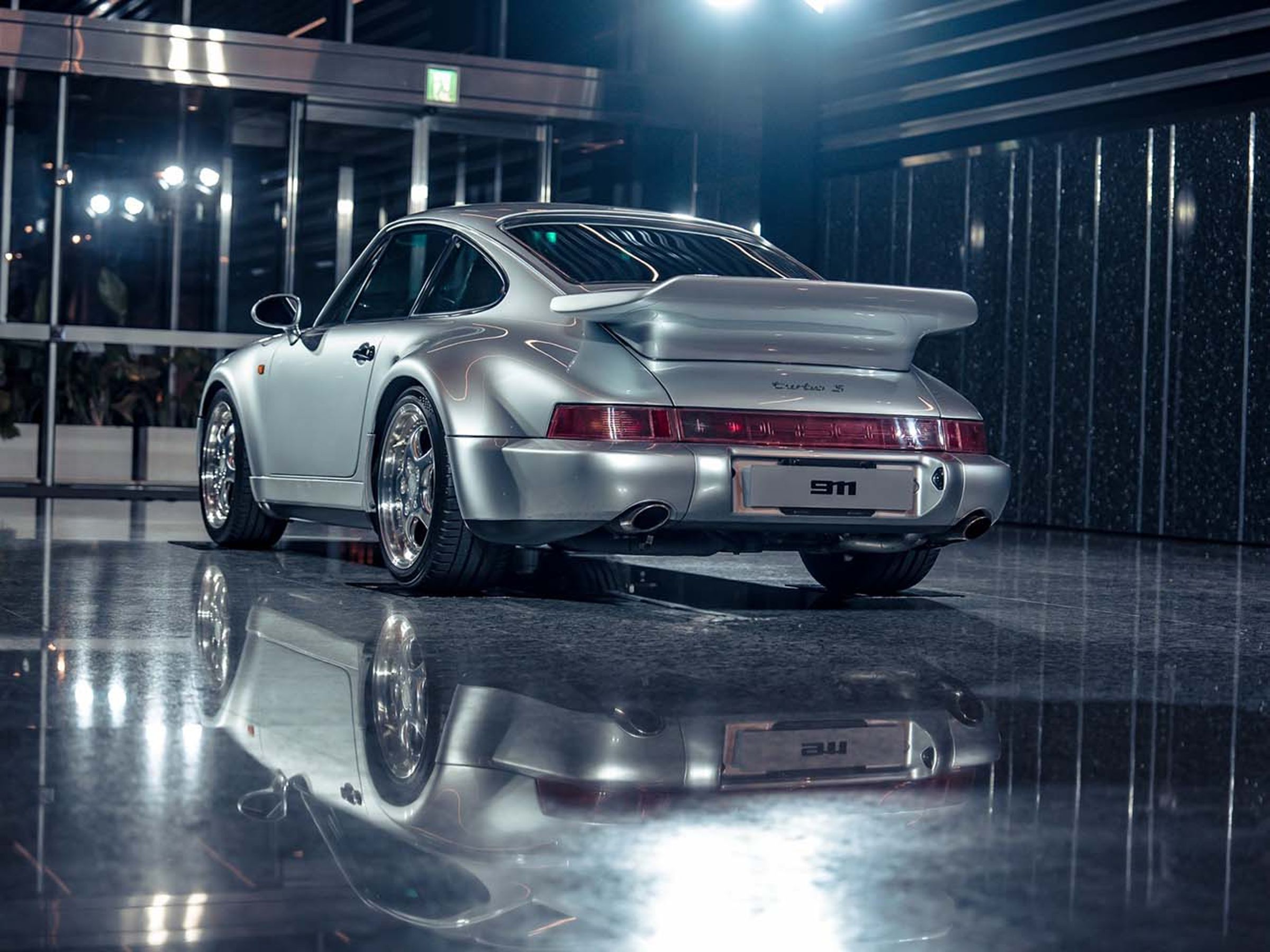 保時捷原廠同步展示經典964世代的911 turbo S。