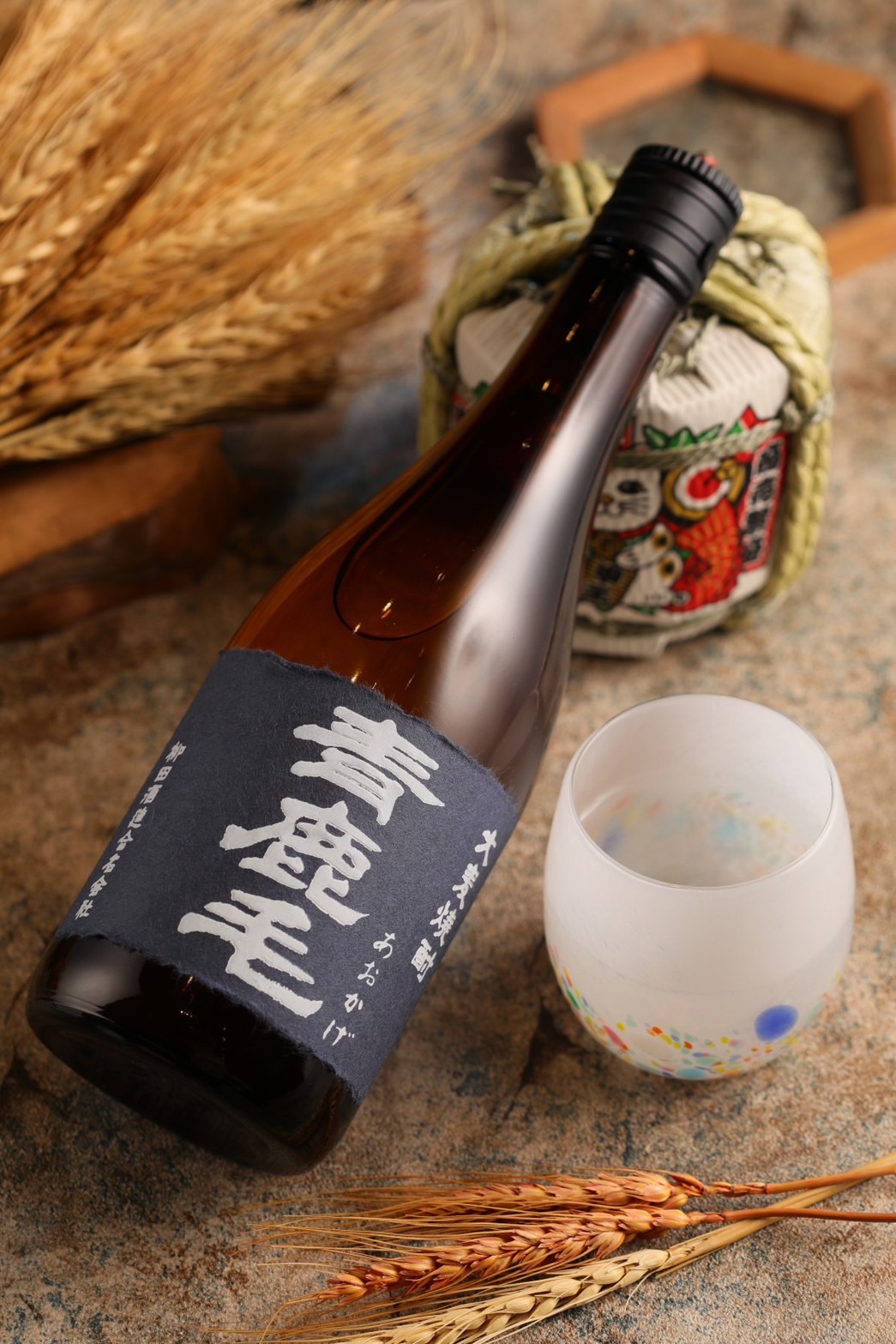 柳田酒造的「青鹿毛 大麥燒酎」相當適合兌熱水飲用,細細感受其鮮明的個性色彩。(1,300元/720ml)