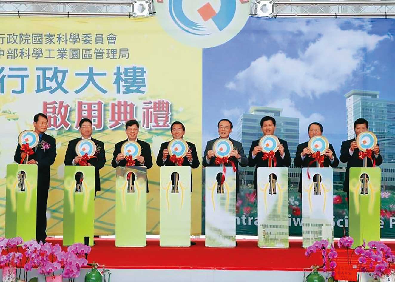 為平衡南北,並把大台中因凍省而沒落下去給追補回來,陳水扁(中)執意開發第3個科學園區—中科。(總統府提供)